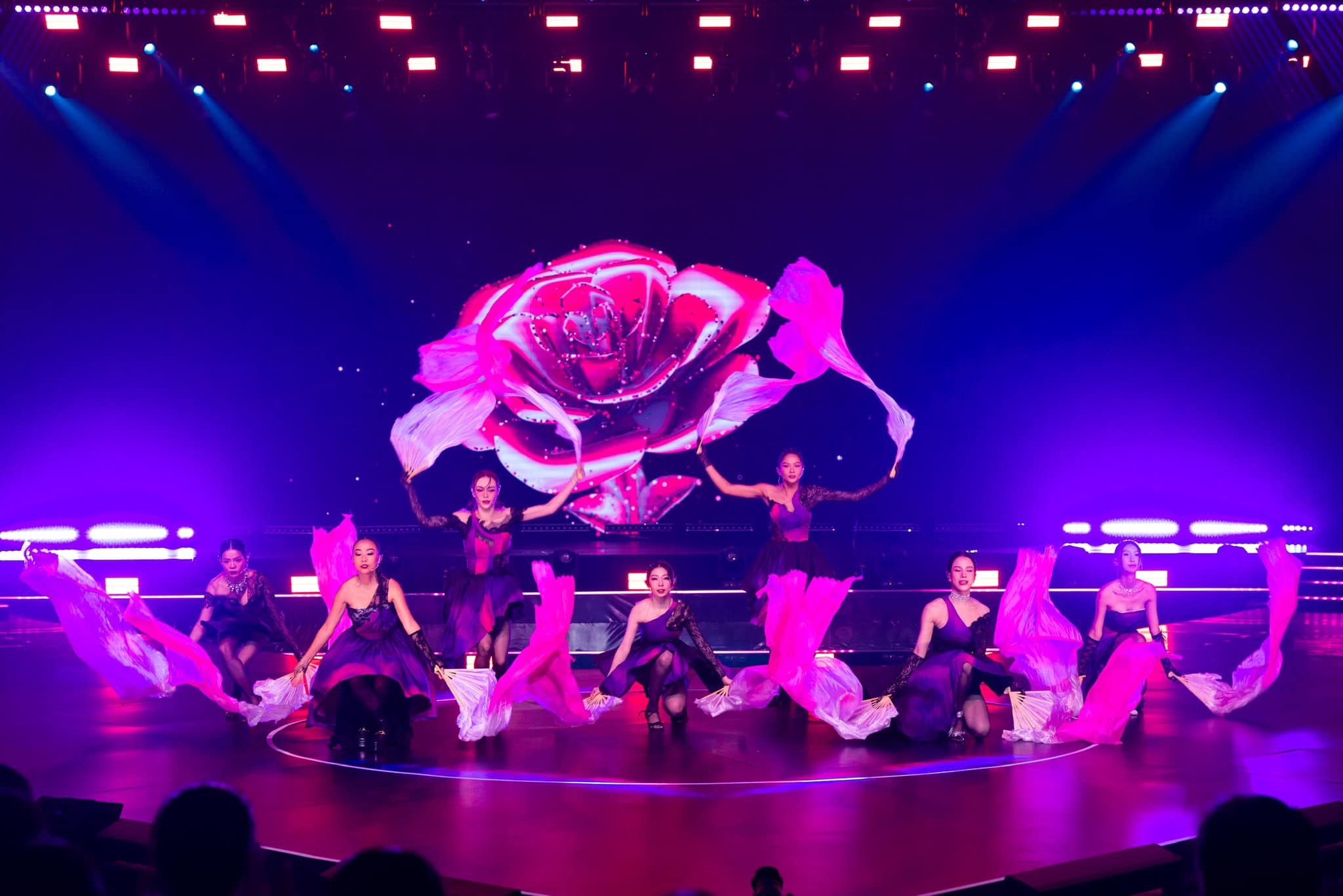 Nhóm mashup “Cánh hồng phai & Đoá hoa hồng” bùng cháy trên sân khấu Công diễn 4