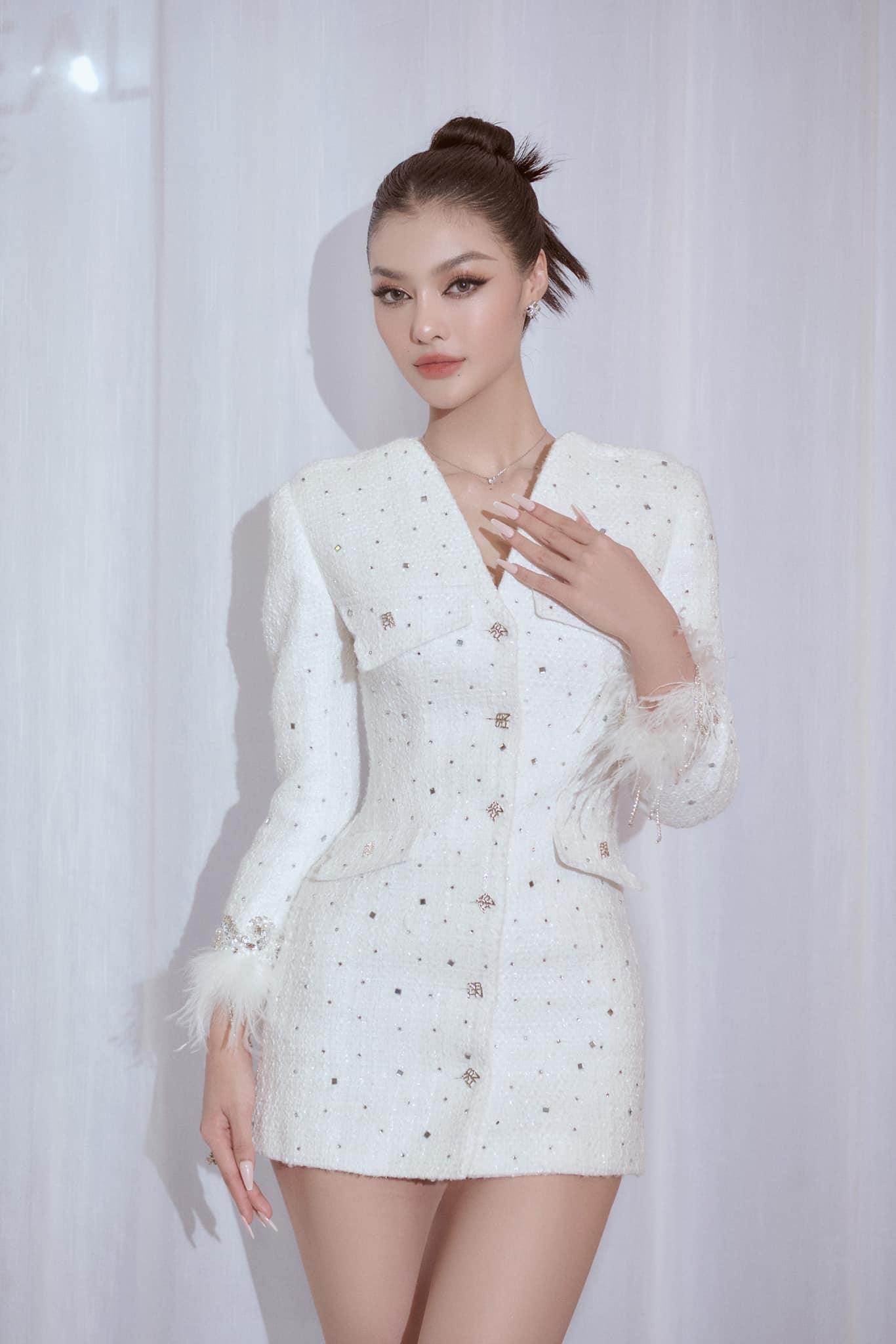 Cô hoạt động trong nhiều lĩnh vực, khẳng định hình ảnh 'tài sắc vẹn toàn'