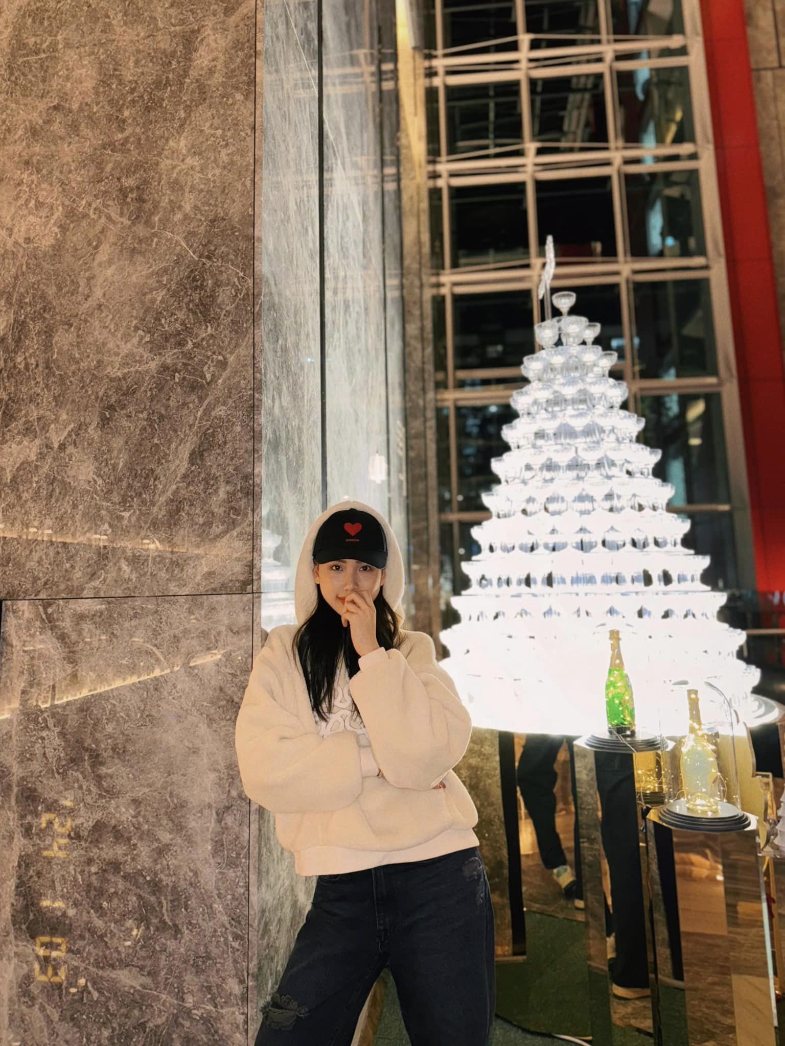 Bùi Quỳnh Hoa mờ nhạt dù đang trong nhiệm kỳ Miss Universe Vietnam 2023, trang cá nhân của cô chủ yếu chia sẻ hình ảnh đời thường thay vì xuất hiện tại các sự kiện