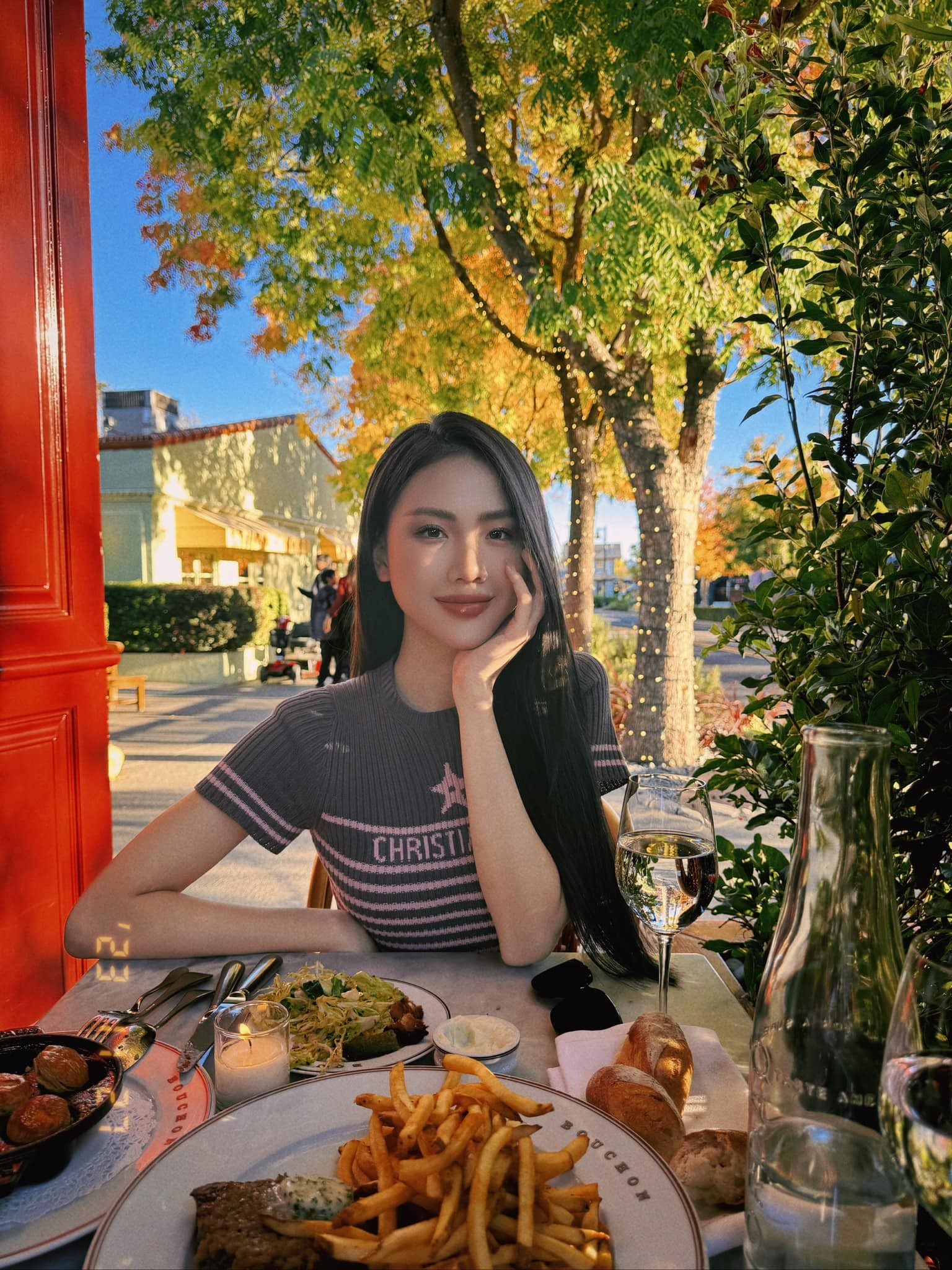 Bùi Quỳnh Hoa rạng rỡ chụp ảnh tại trời Tây