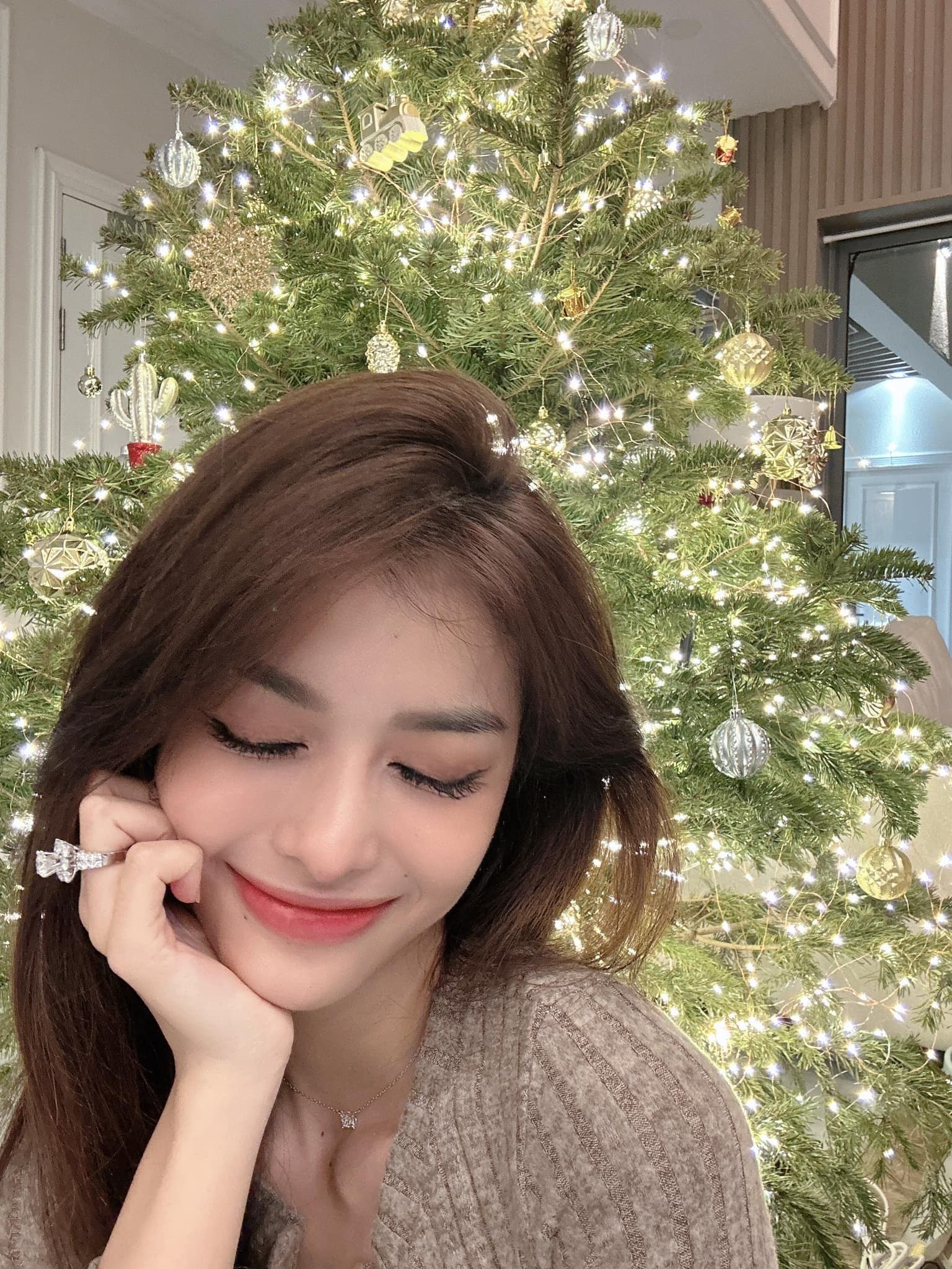 Ngoài nhan sắc xinh đẹp, cư dân mạng để ý đến chiếc nhẫn cỡ khủng của Kiều Loan