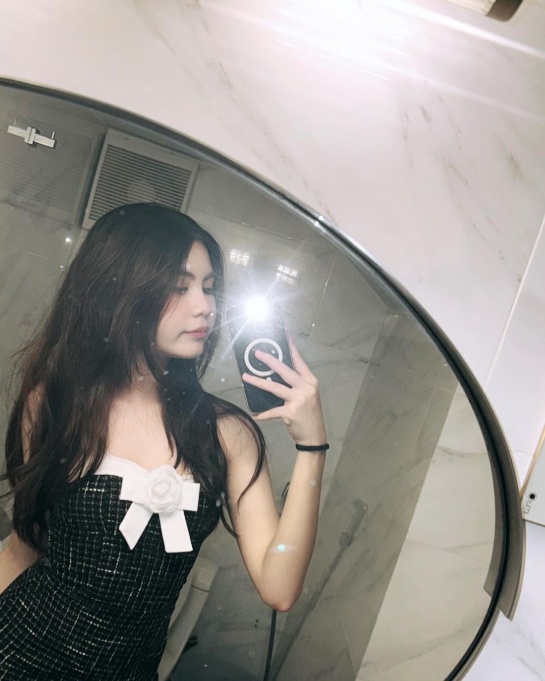 Những thiết kế váy áo  khoe đường cong luôn là sự ưu tiên hàng đầu của Hạt Dẻ