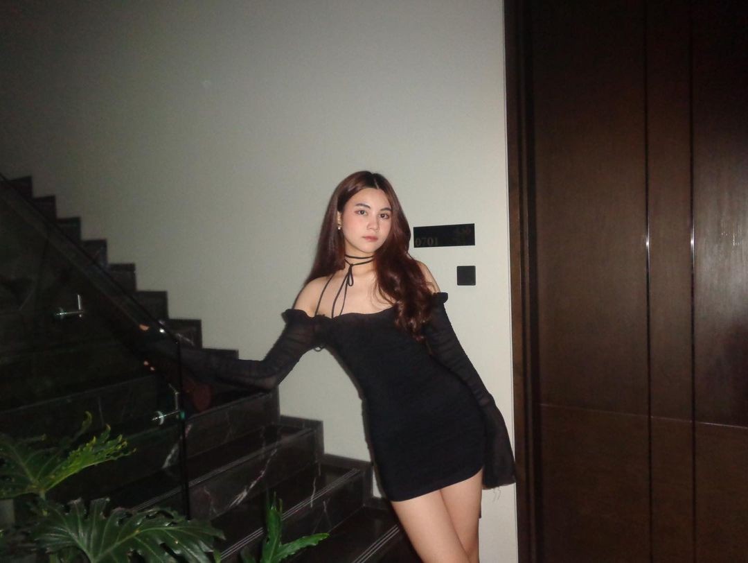 Ái nữ nhà Quyền Linh càng lớn càng chăm diện những bộ cánh tôn chiều cao, vóc dáng