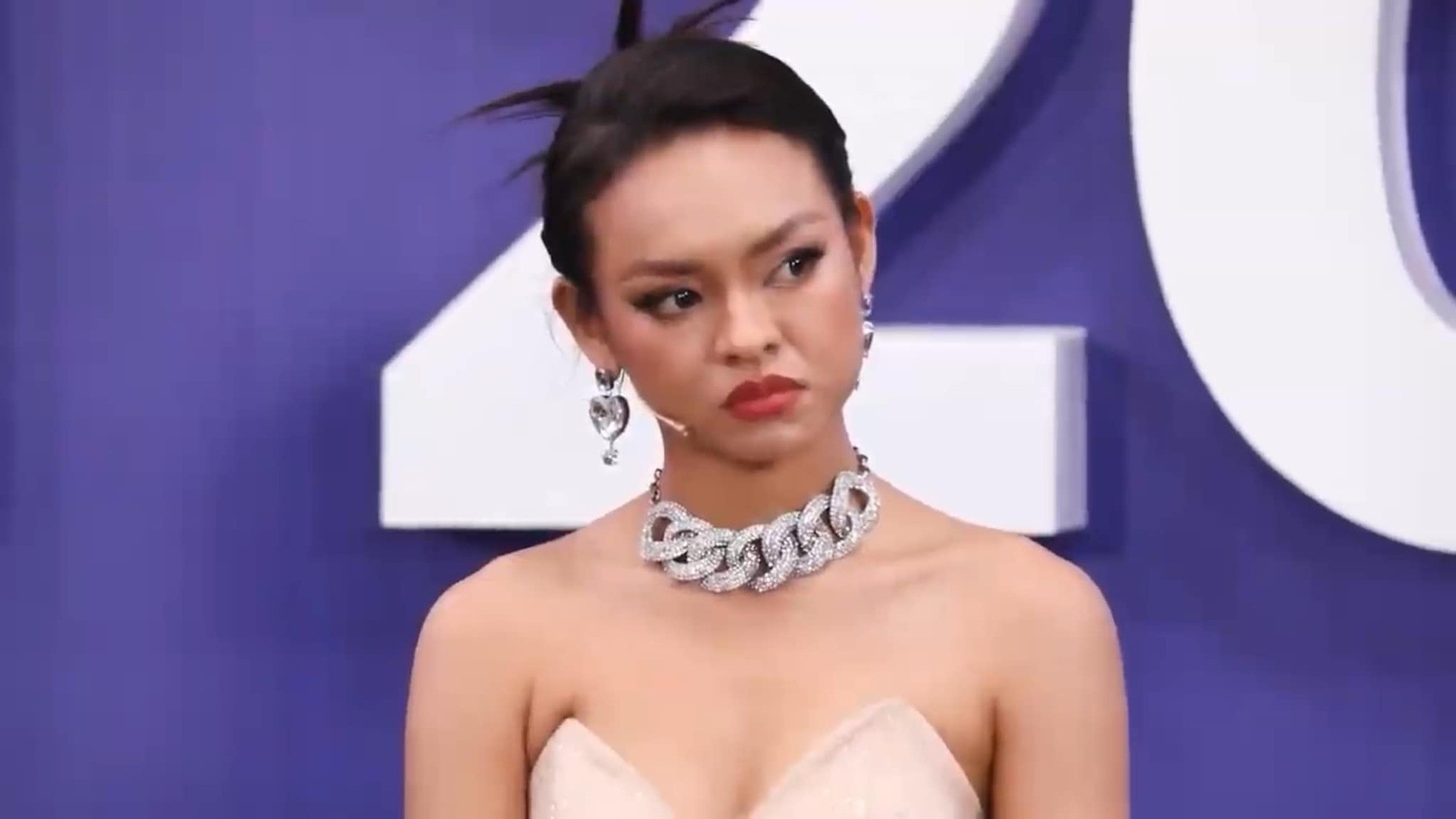 Bùi Quỳnh Hoa vi vu trời Tây, Mai Ngô nói 1 câu tỏ rõ mối quan hệ  - Ảnh 3