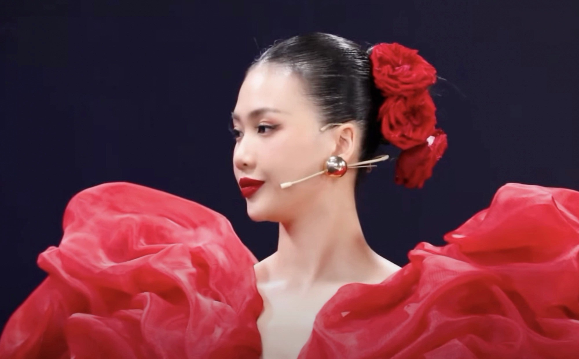 Mai Ngô và Bùi Quỳnh Hoa gây sốt một thời với 'ánh mắt hình viên đạn' tại Miss International Queen Vietnam 2023