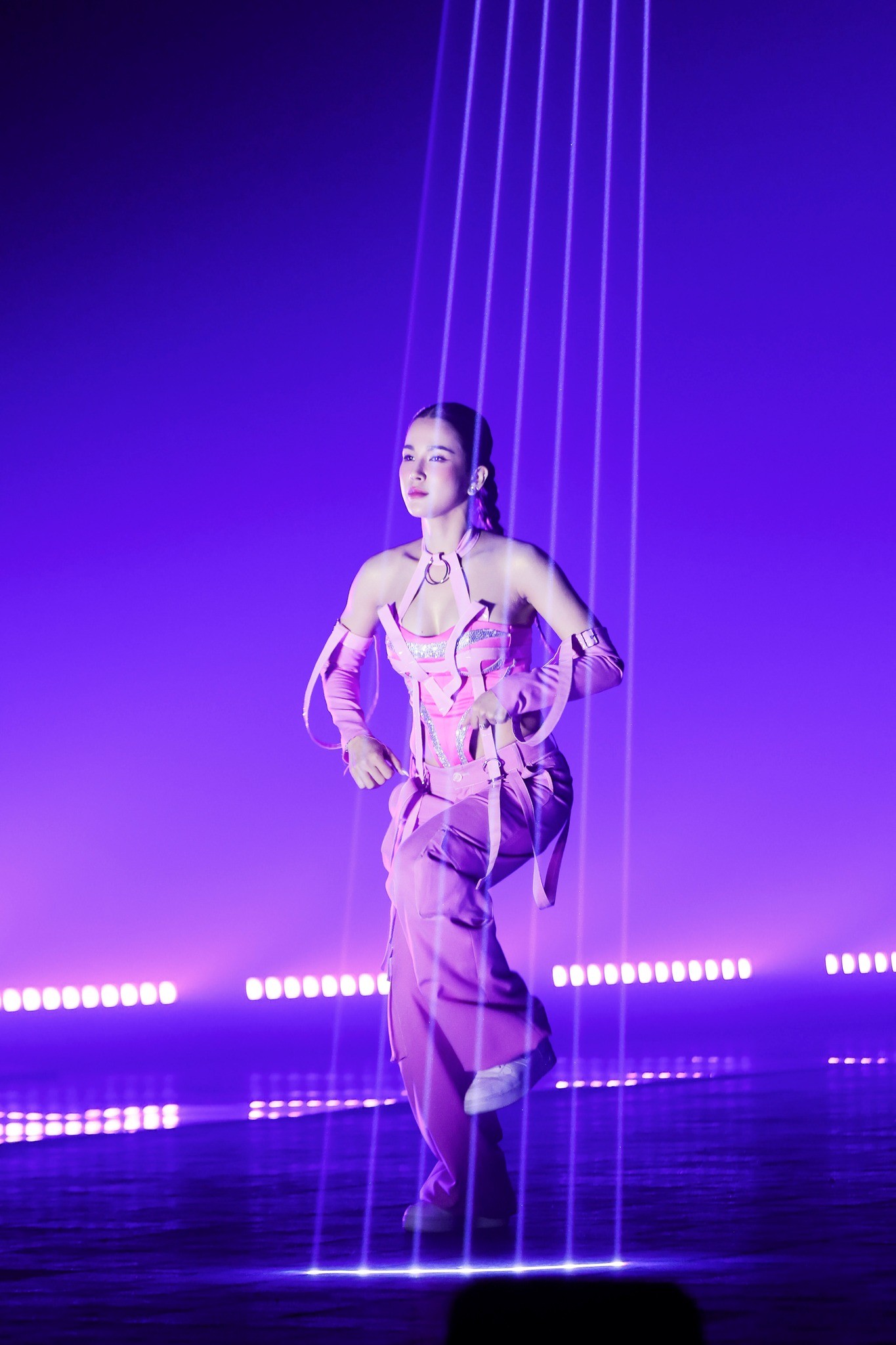 Diệp Lâm Anh phủ sóng rộng rãi khi tham gia show truyền hình đình đám Chị Đẹp Đạp Gió Rẽ Sóng