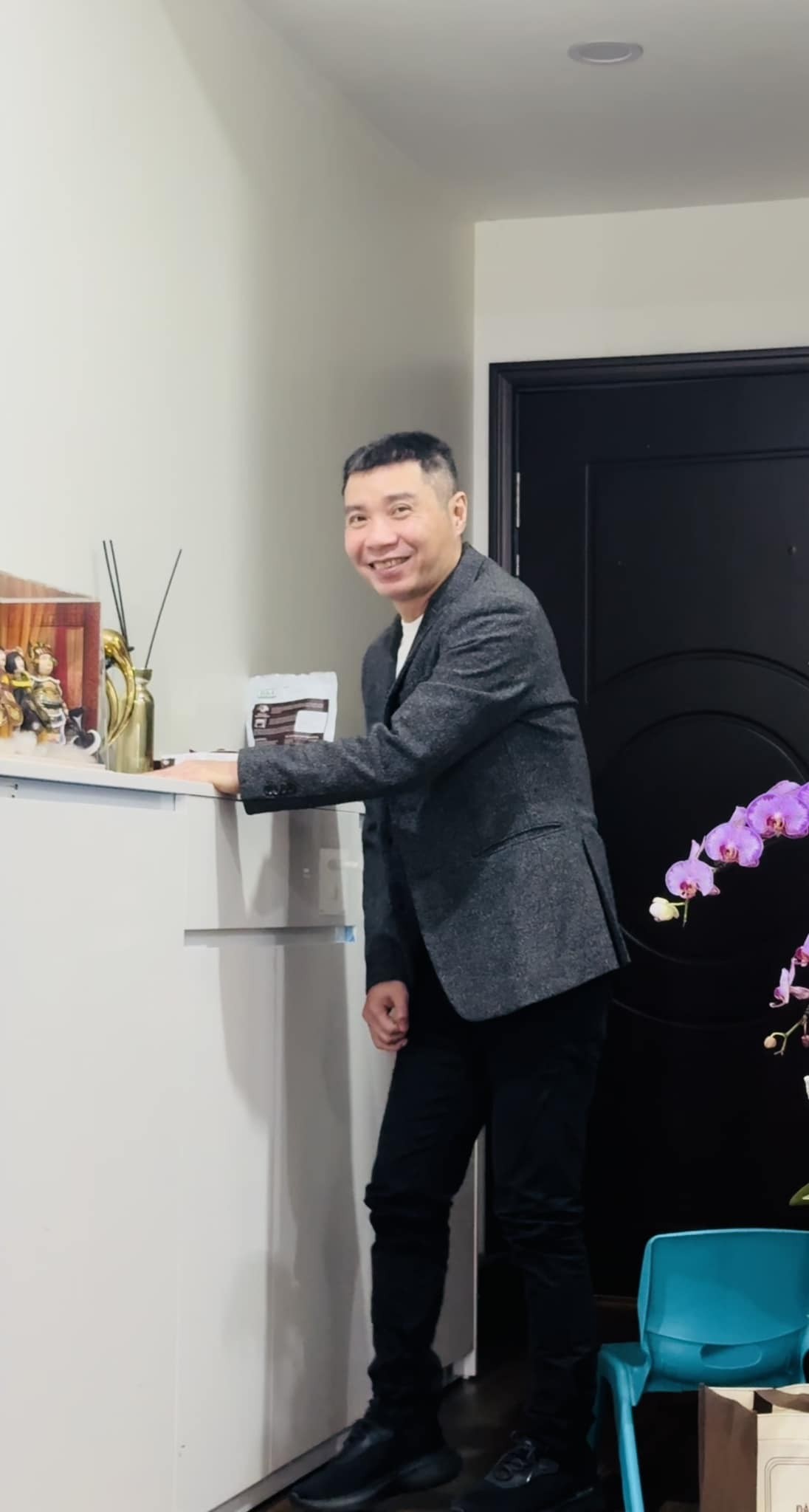 Ngọc Hà chia sẻ hình ảnh Công Lý chụp tại nhà riêng, diện mạo nam nghệ sĩ được nhận xét bảnh bao