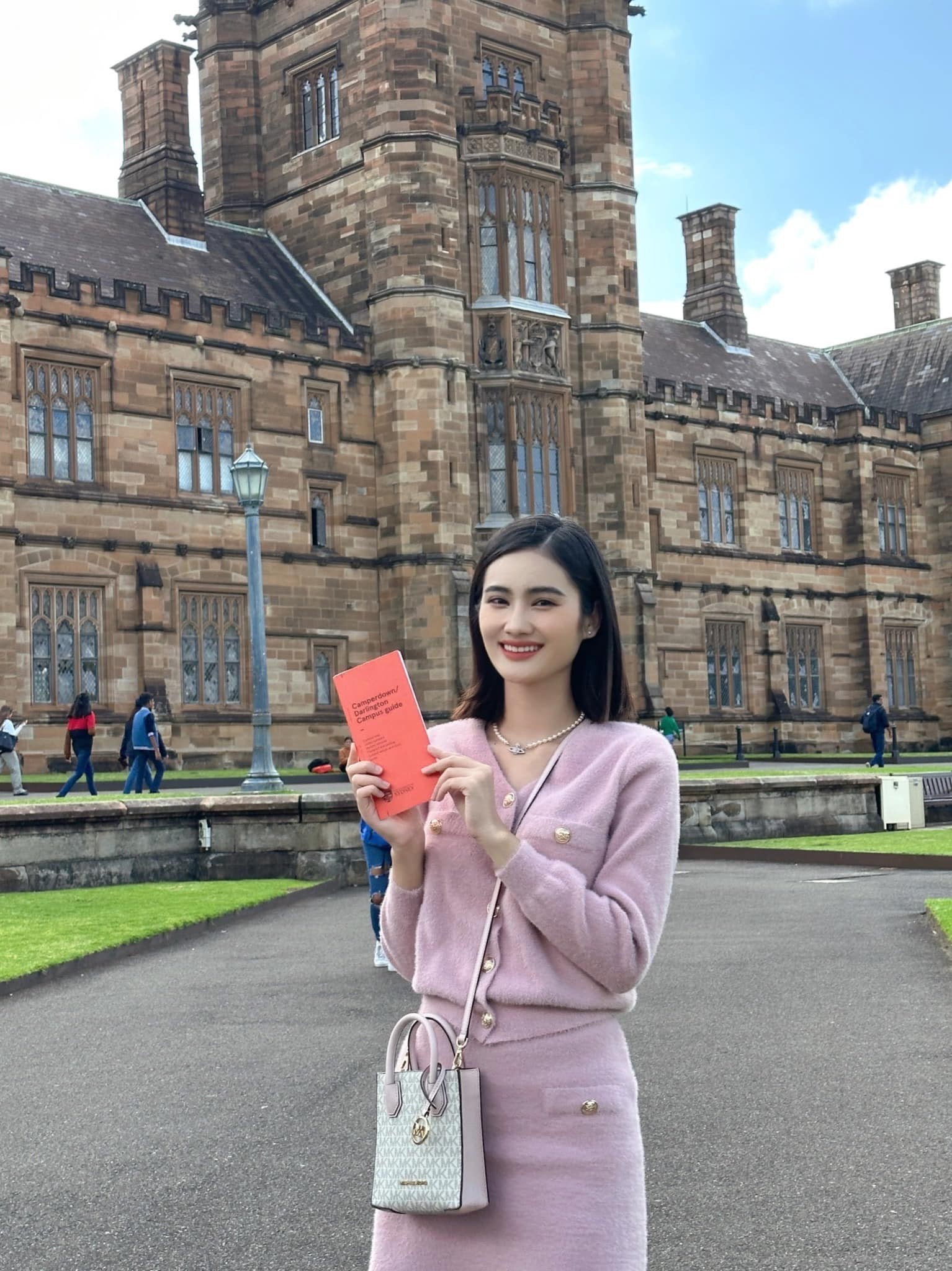 Ý Nhi biến hóa đa dang style ăn mặc