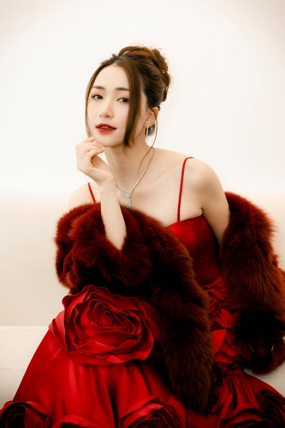 Hòa Minzy cho ra mắt dự án âm nhạc về Tết đoàn viên nhưng gây tranh cãi vì nữ diễn viên tham gia vướng ồn ào