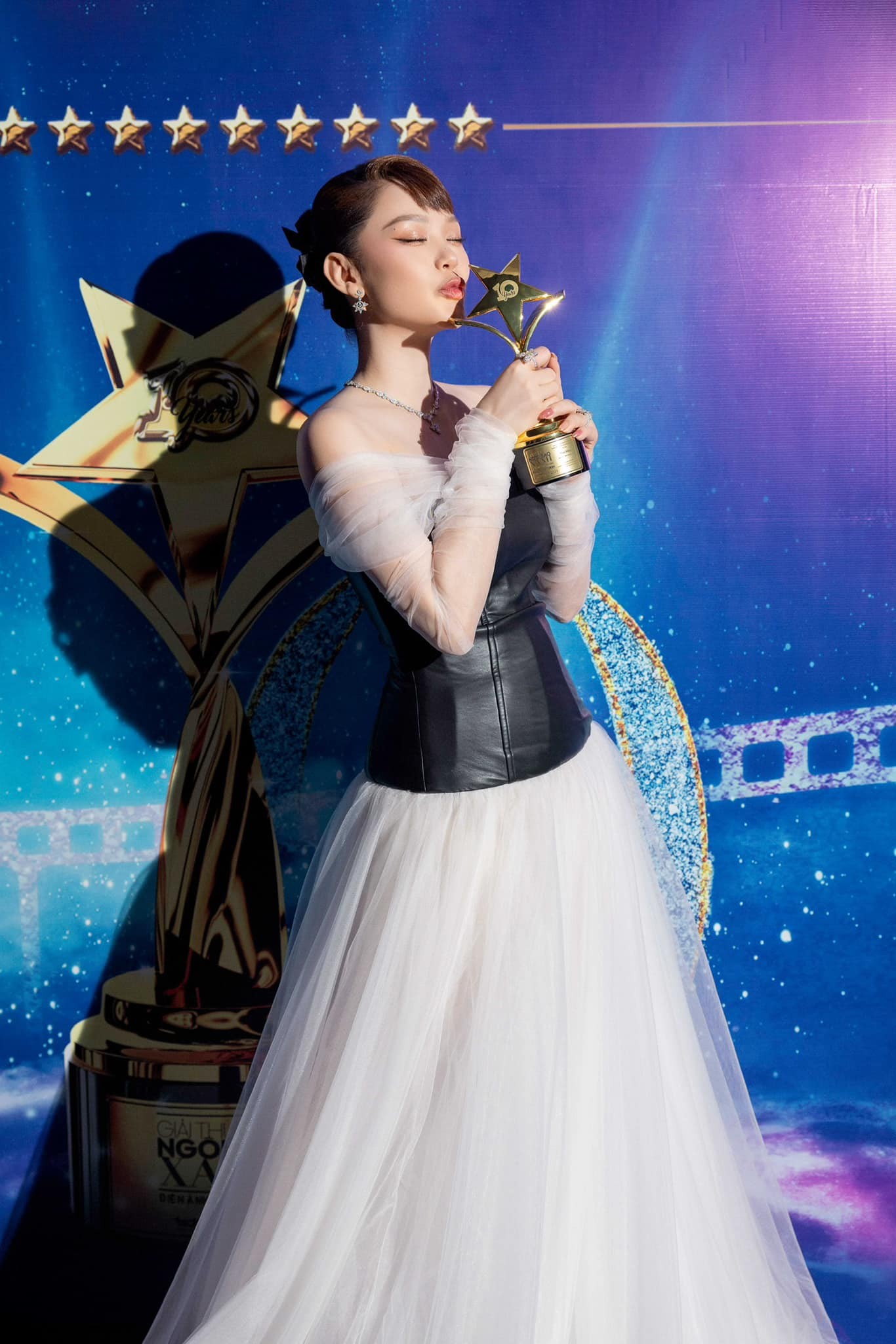 Minh Hằng chiến thắng Giải thưởng 'Nữ Diễn Viên Được Yêu Thích Nhất' với vai diễn Ba Trà trong phim Chị Chị Em Em 2 (do khán giả bình chọn) tại Ngôi Sao Xanh 2023