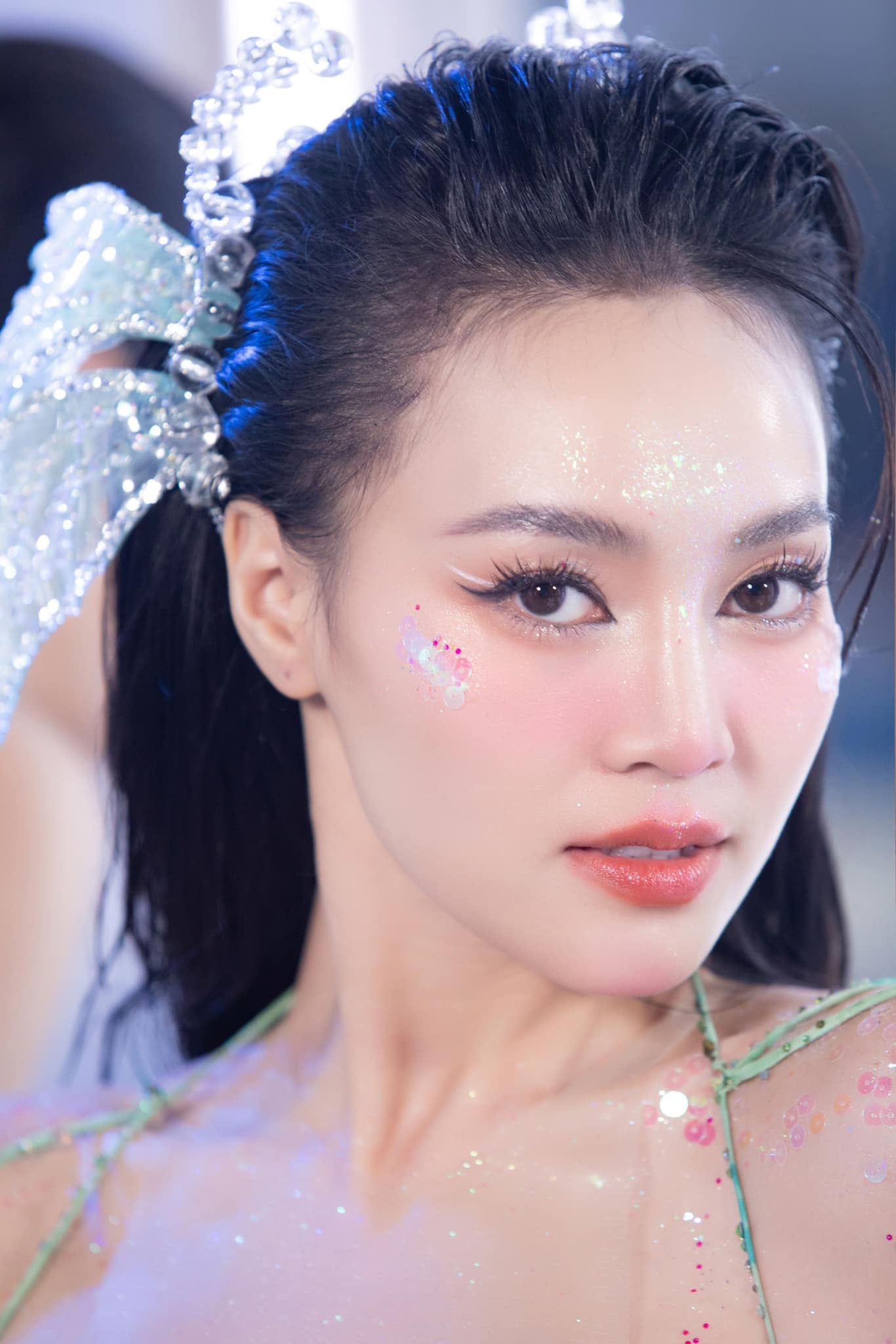 Đến màn kết hợp với các Chị đẹp và Anh Tài - MONO trong ca khúc Em Xinh, cô kinh diễm và gây choáng với tạo hình nàng tiên cá Đến màn kết hợp với các Chị đẹp và Anh Tài - MONO trong ca khúc Em Xinh, cô kinh diễm và gây choáng với tạo hình nàng tiên cá