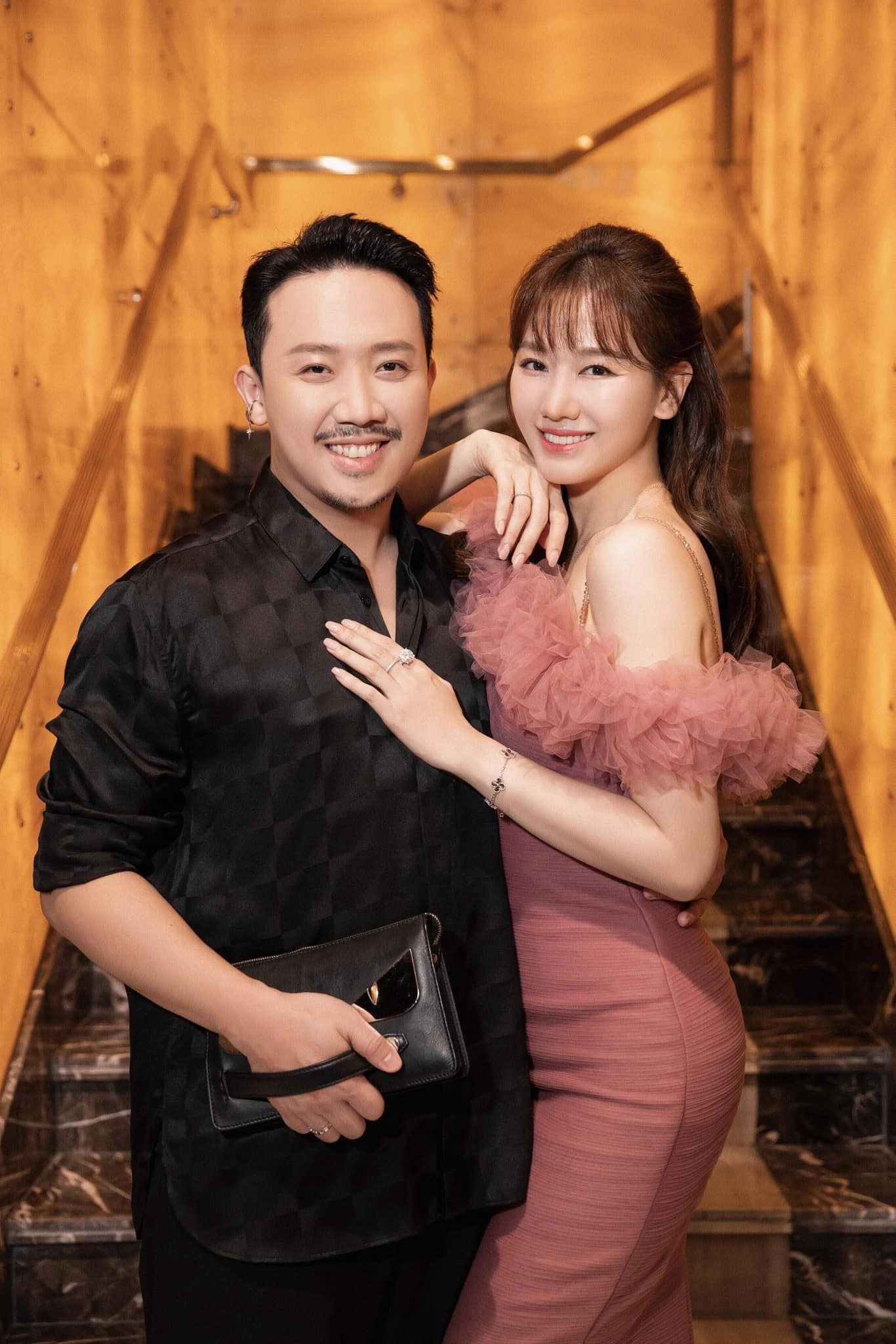 Trấn Thành - Hari Won thường xuyên phát 'cẩu lương' trên MXH lẫn ngoài đời