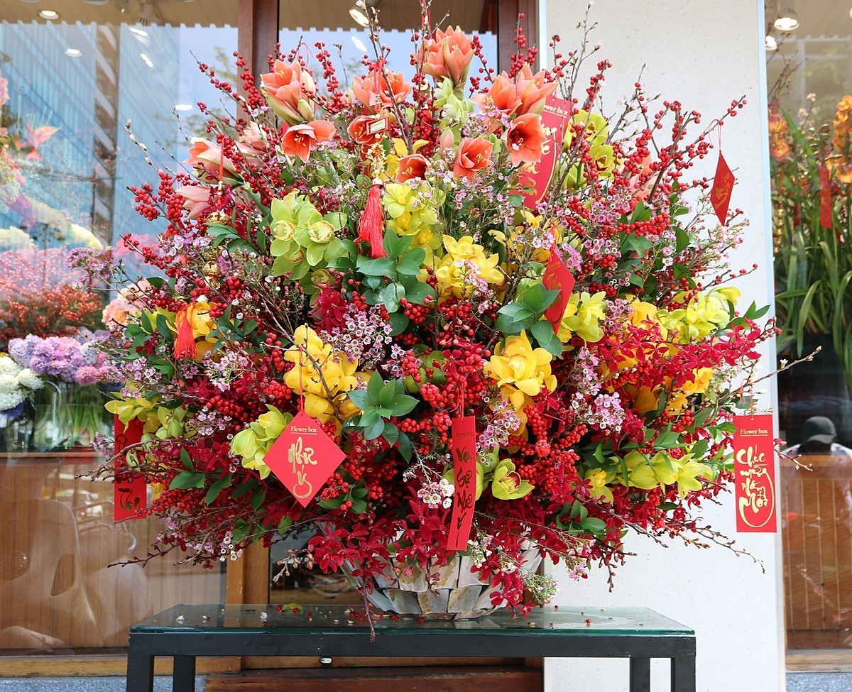 Việc chuẩn bị và trang trí nhà cửa bằng hoa tươi mang đến nhiều thông điệp