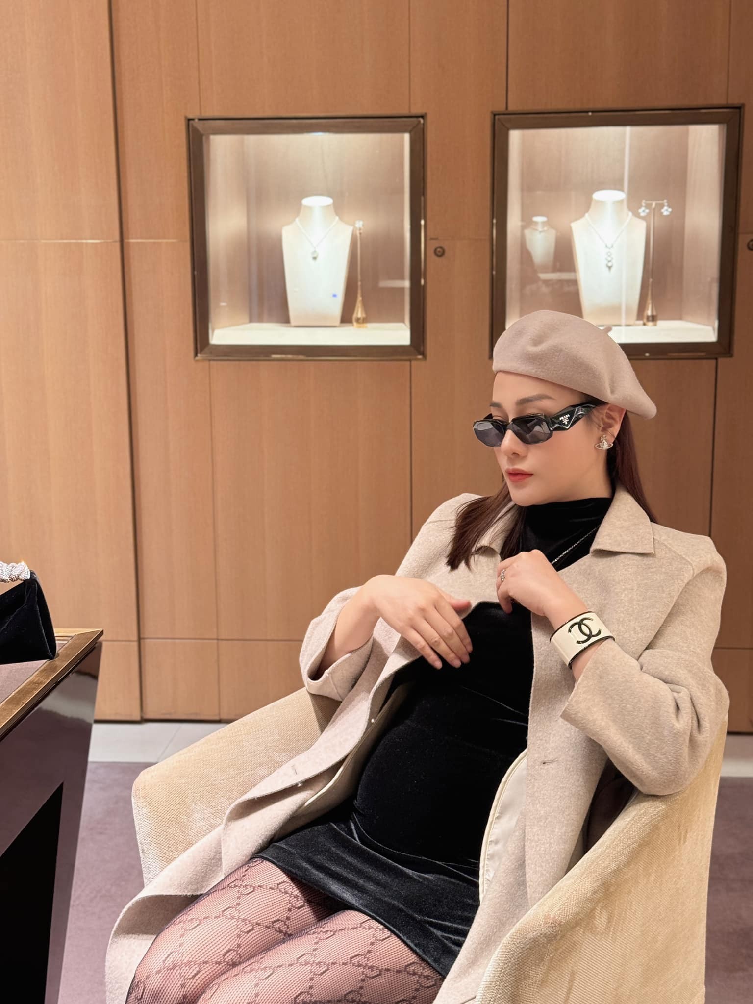 Phương Oanh xuống phố với diện mạo thời thượng