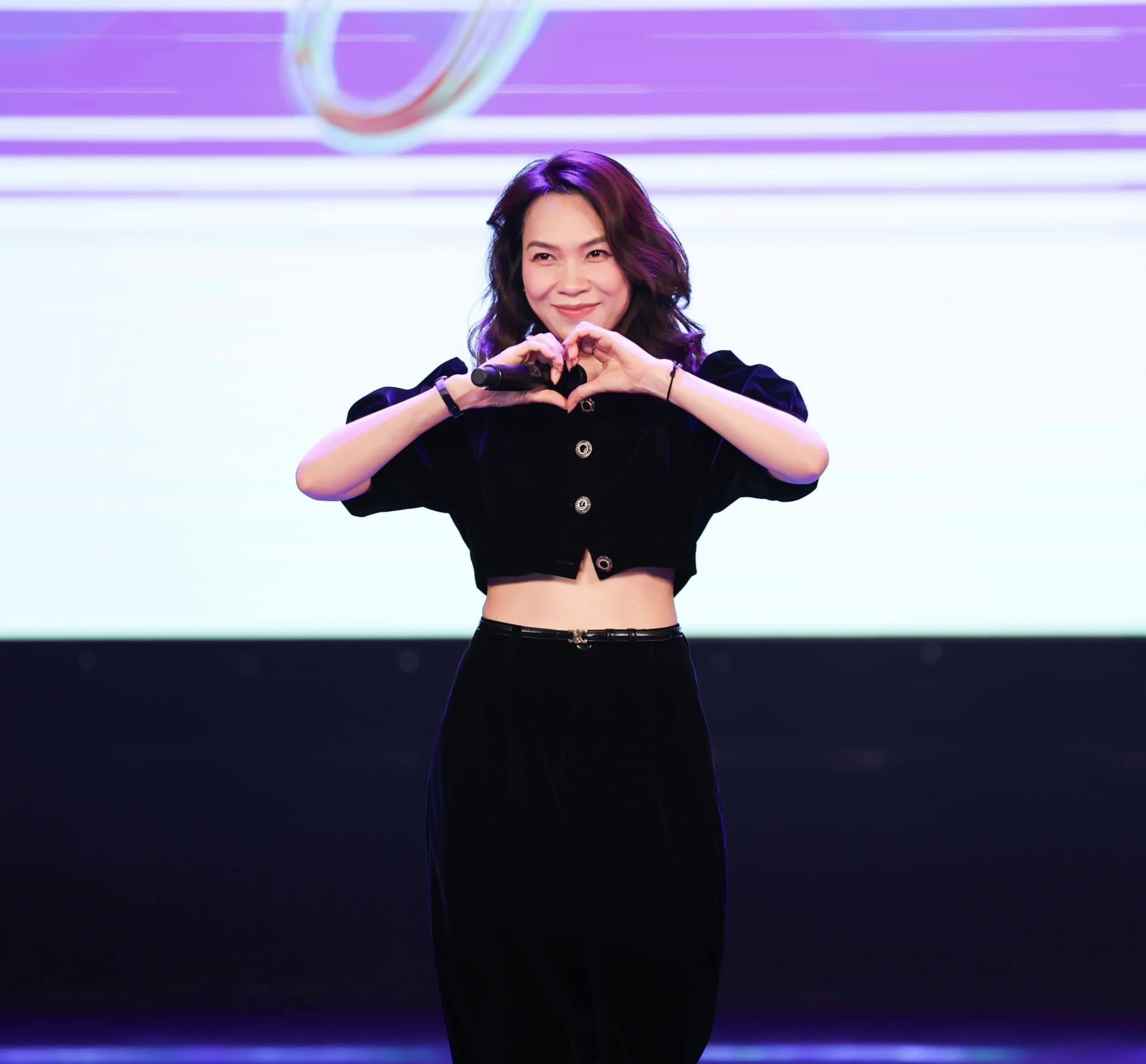 Netizen chờ đợi màn quậy đục 'tóp tóp' của Mỹ Tâm