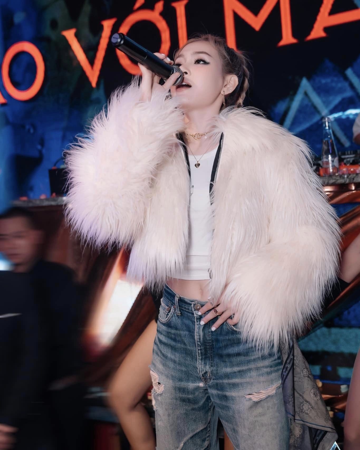 Thi thoảng cô nhận show đi hát tại các tụ điểm vui chơi