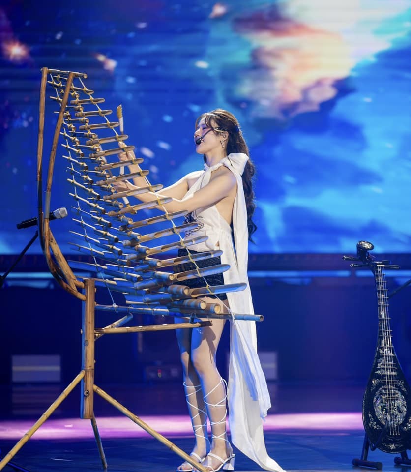 Hương Ly gây choáng khi mang lên sân khấu tận 3 loại nhạc cụ dân tộc