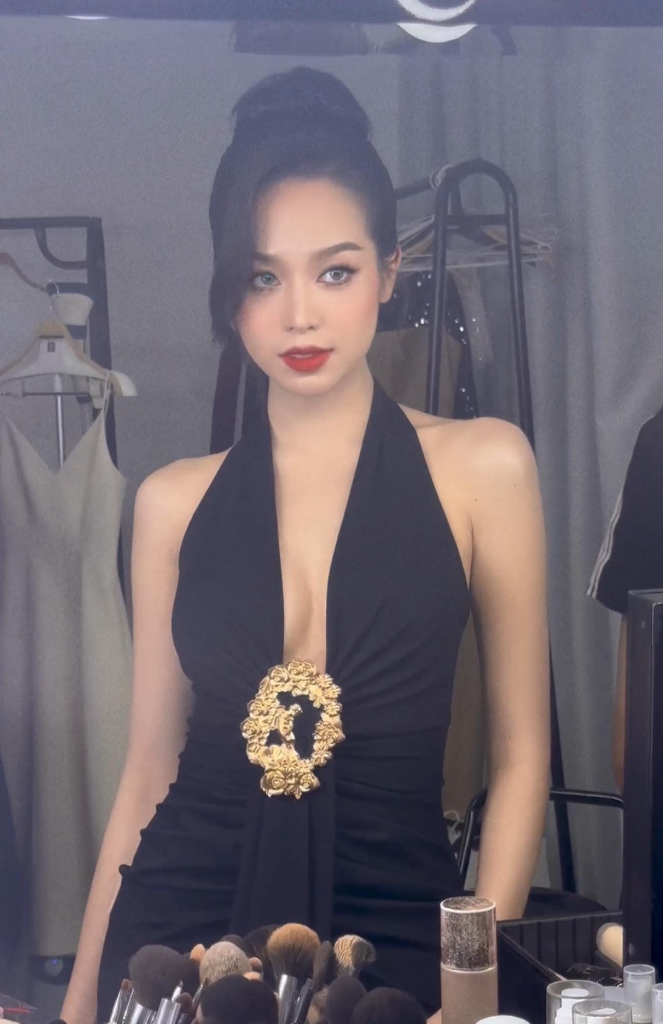 Thanh Thủy diện váy xẻ sát rốn, thả rông vòng 1 khiến fan sắc đẹp rần rần: Thi quốc tế thôi! - Ảnh 1