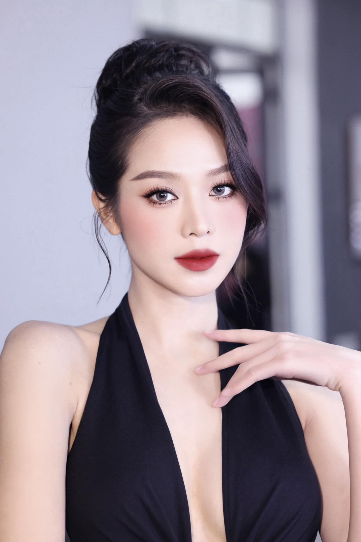 Đương kim Hoa hậu Việt Nam thường xuyên khai thác tối đa lợi thế bằng xiêm y xẻ sâu