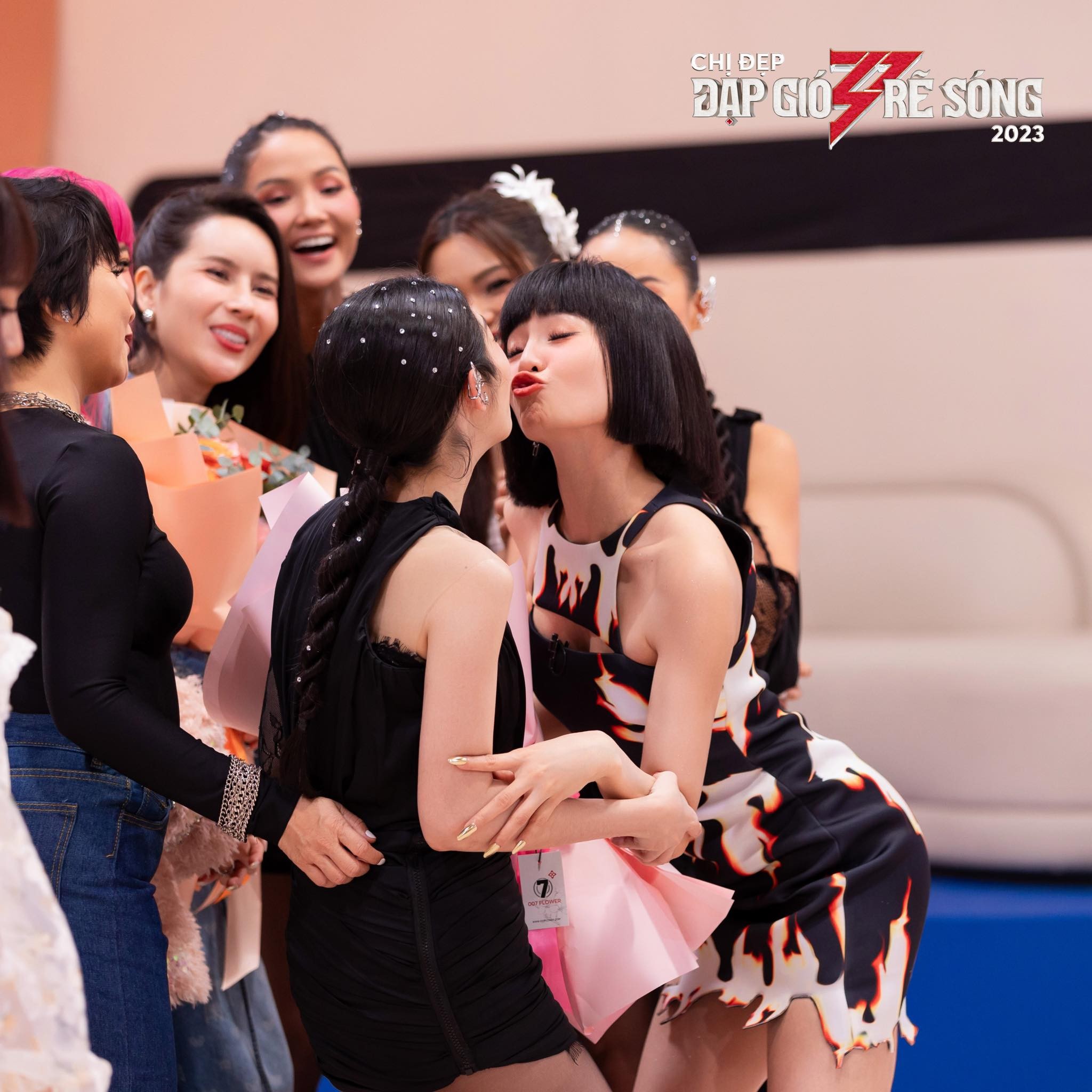 Chị Đẹp Đạp Gió Rẽ Sóng lại oanh tạc 'cõi mạng', xứng tầm show truyền hình đỉnh nhất năm - Ảnh 2 Chị Đẹp Đạp Gió Rẽ Sóng lại oanh tạc 'cõi mạng', xứng tầm show truyền hình đỉnh nhất năm - Ảnh 2