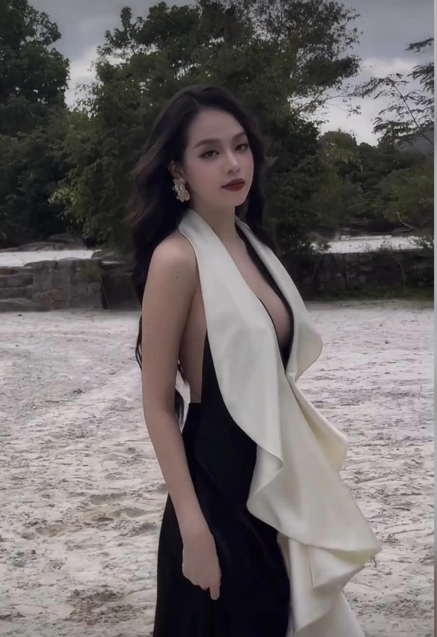 Huỳnh Thị Thanh Thủy phô vòng 1 đầy đặn qua mẫu váy cổ chữ V, xẻ sát rốn