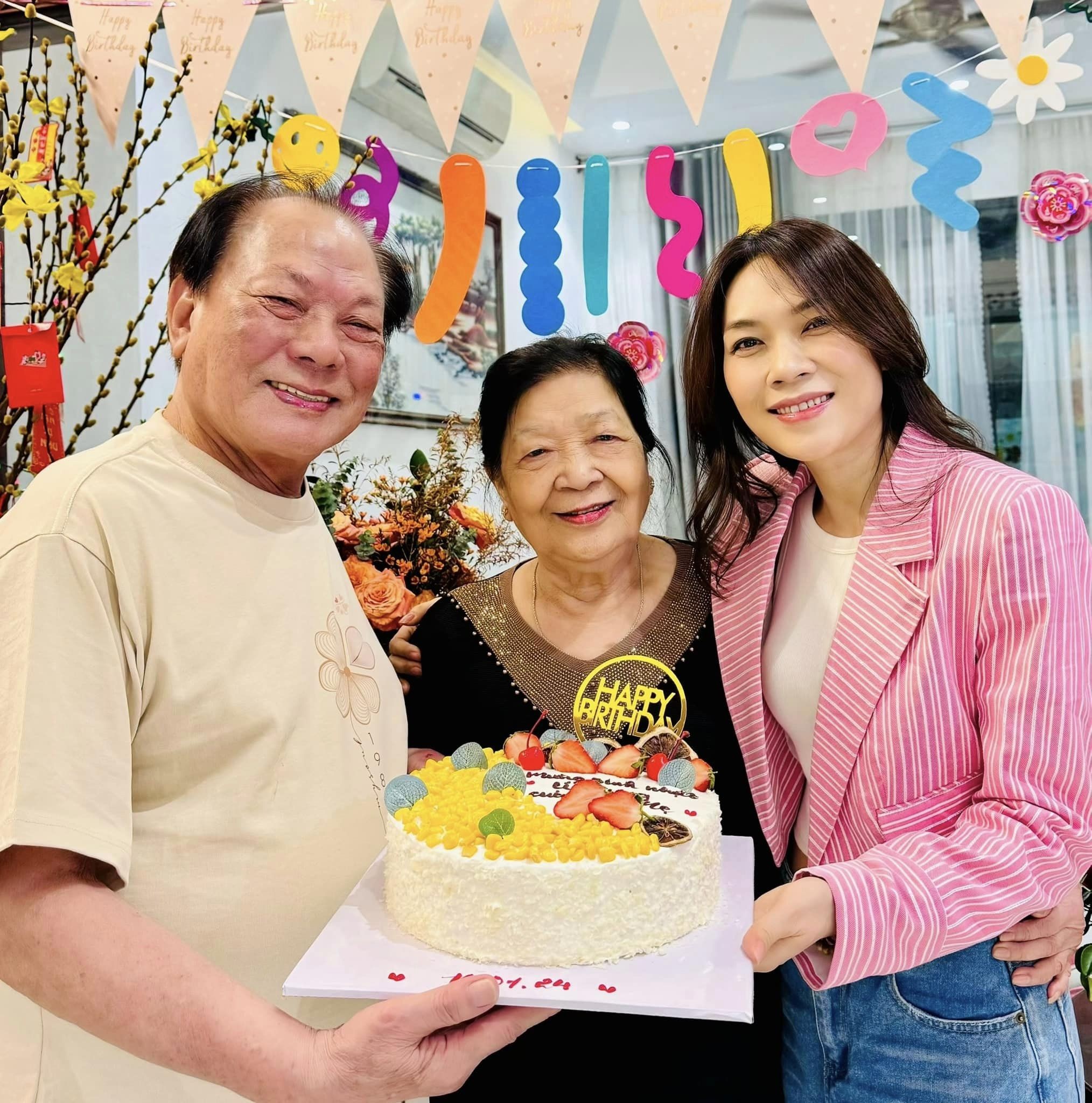 Mỹ Tâm đón tuổi 43 bên người thân