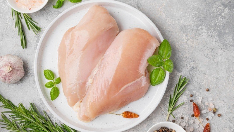Thịt gà, đặc biệt là ức gà thấp chất béo và không chứa nhiều calo Thịt gà, đặc biệt là ức gà thấp chất béo và không chứa nhiều calo