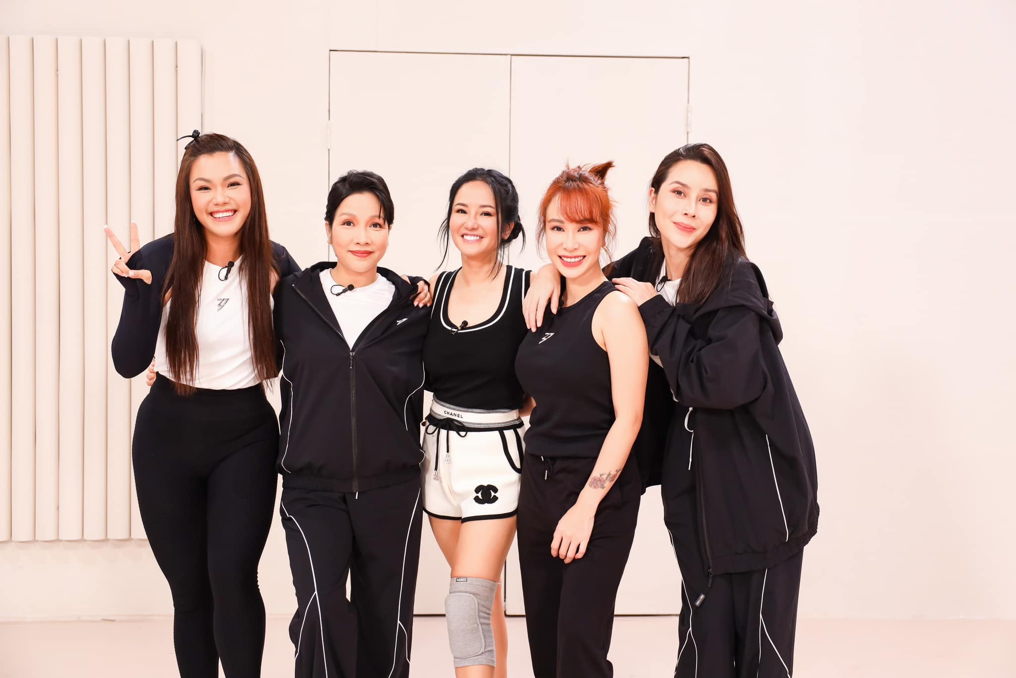 Mỹ Linh nói về Hồng Nhung trong hành trình Đạp Gió Rẽ Sóng: 'Người chị lớn trong dáng hình bé nhỏ' - Ảnh 1