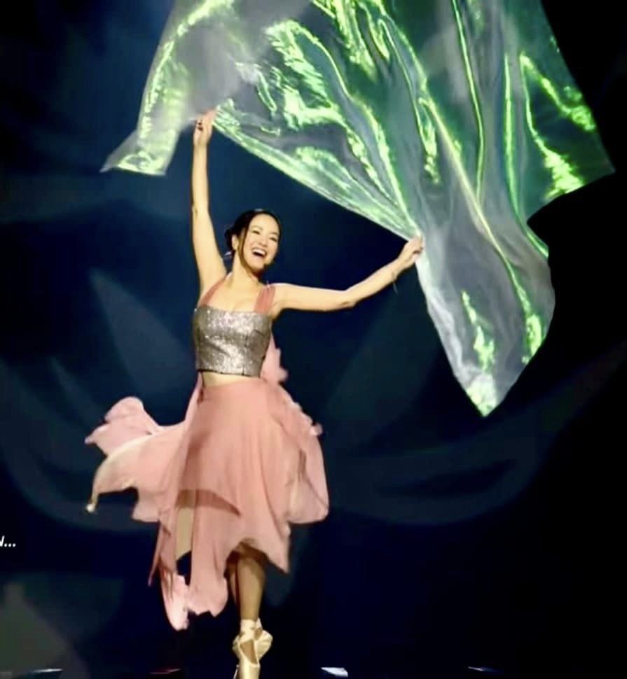 Hồng Nhung 'flex' khả năng múa ballet