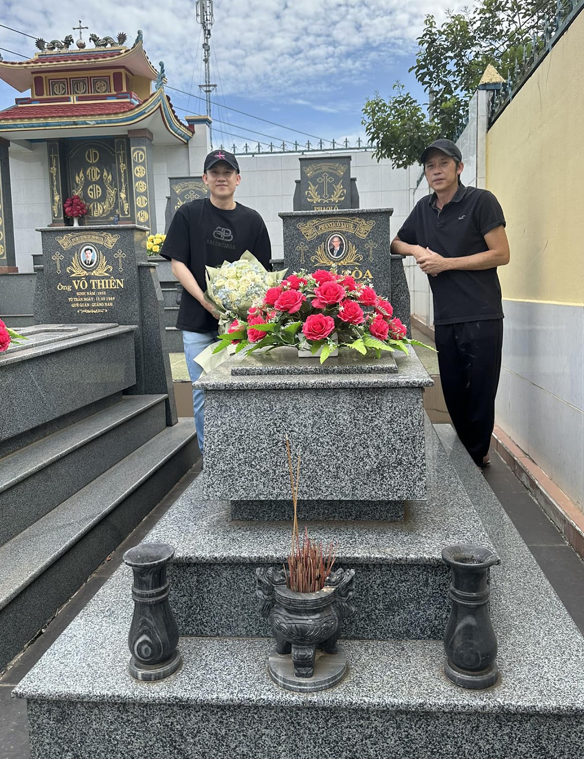 Dương Triệu Vũ chia sẻ khoảnh khắc cùng anh trai Hoài Linh thăm mộ bố, diện mạo 'anh Bốn' gây chú ý