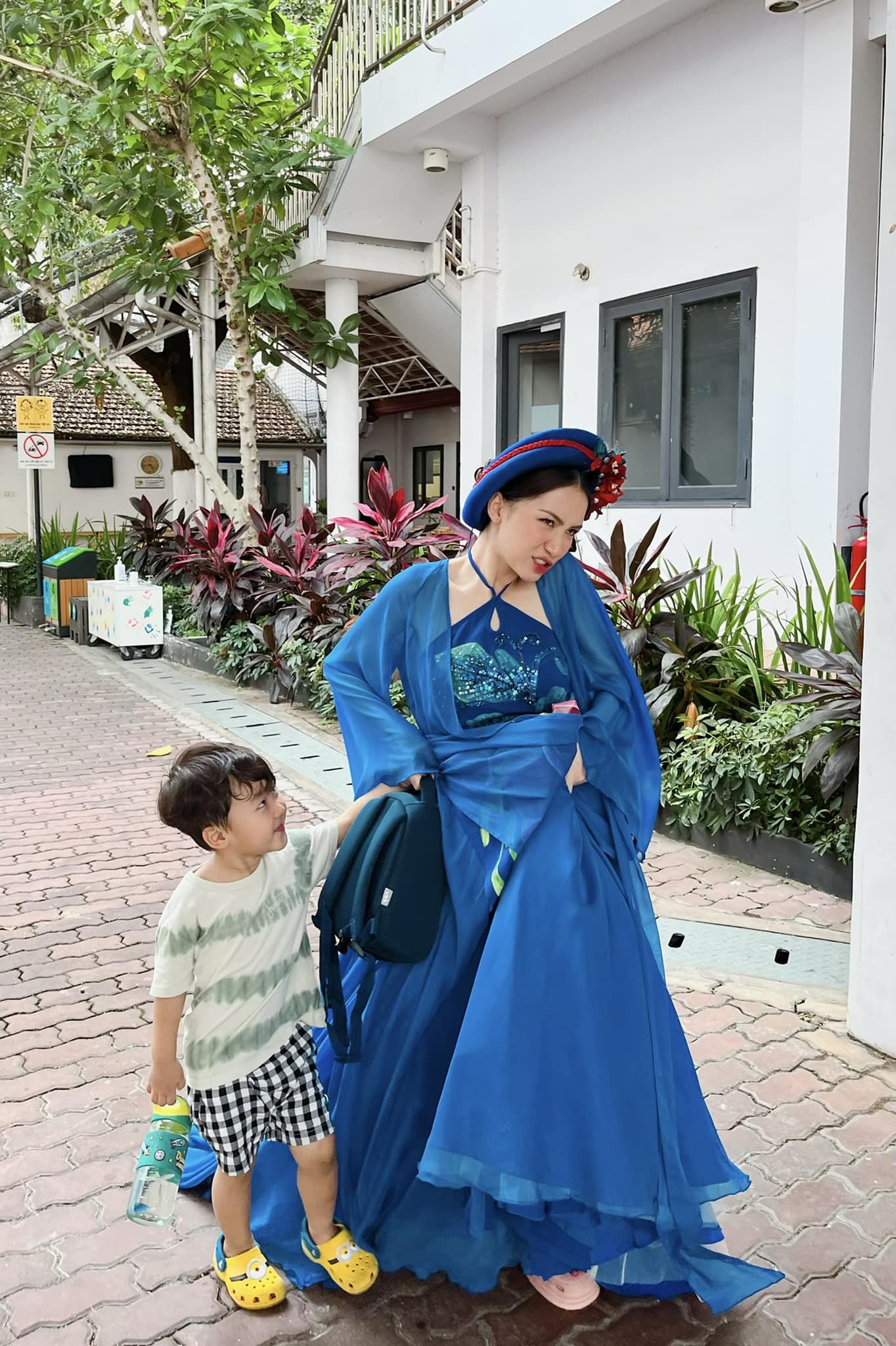 Hòa Minzy vừa làm mẹ đơn thân...