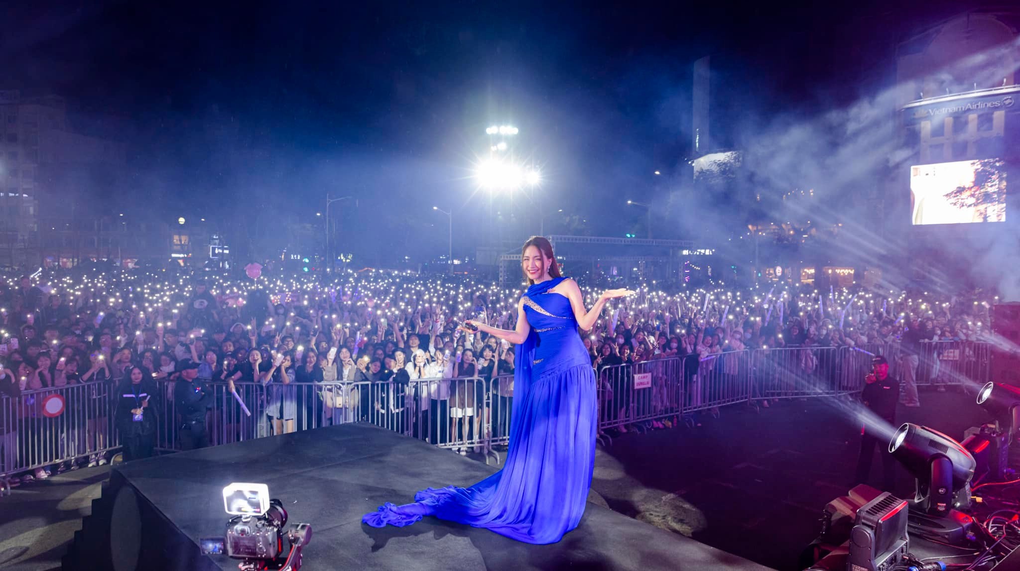 ... vừa cống hiến cho nghệ thuật