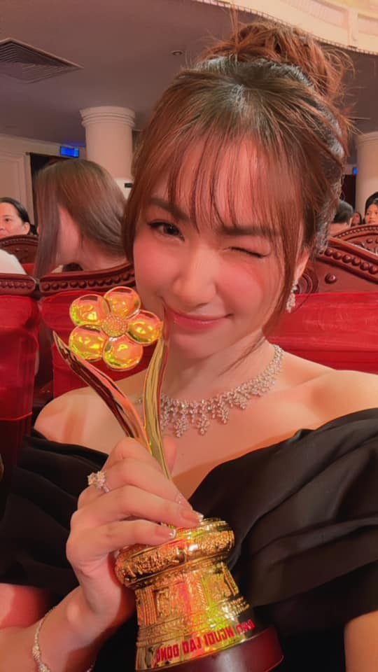 Hòa Minzy hạnh phúc trước thành tựu mới trong sự nghiệp Hòa Minzy hạnh phúc trước thành tựu mới trong sự nghiệp