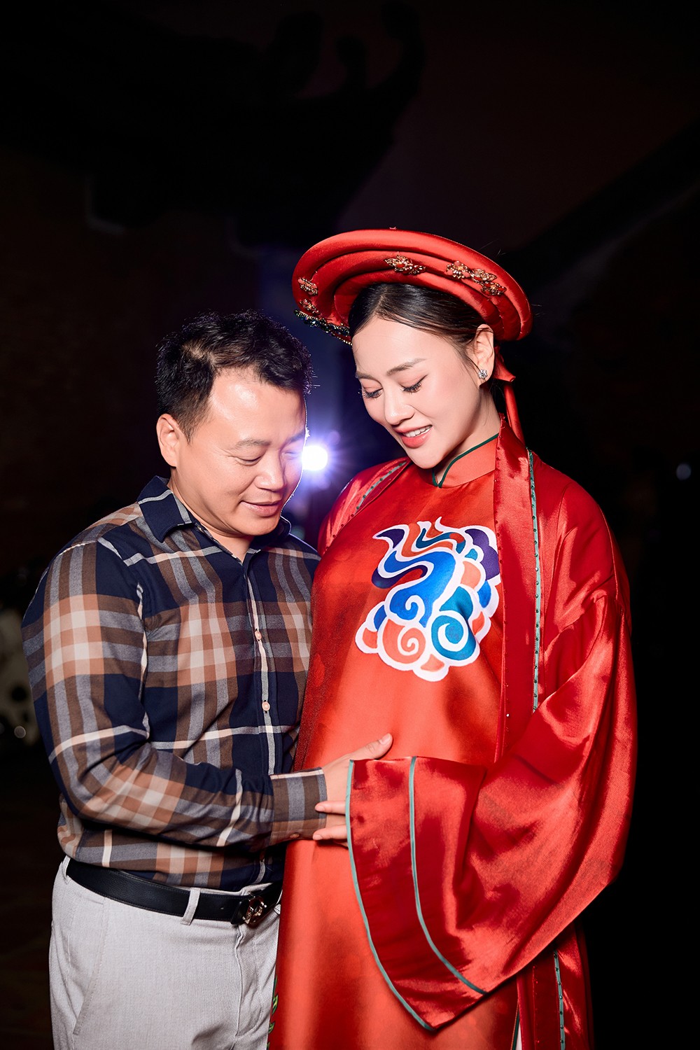 Phương Oanh tình tứ tại sự kiện trình diễn bộ sưu tập áo dài của Ngọc Hân