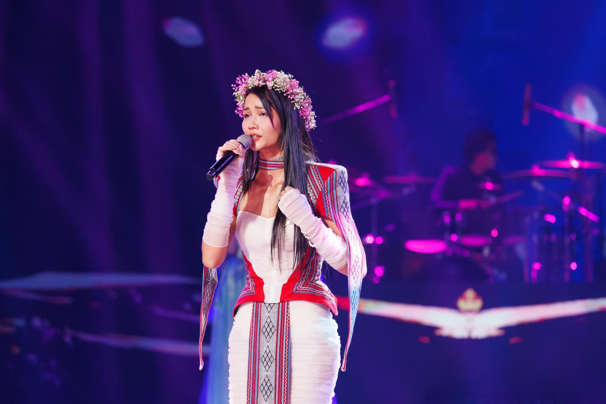 H'Hen Niê gây sốt với màn thể hiện Em Gái Mưa trong Công diễn cuối cùng của Chị Đẹp Đạp Gió Rẽ Sóng