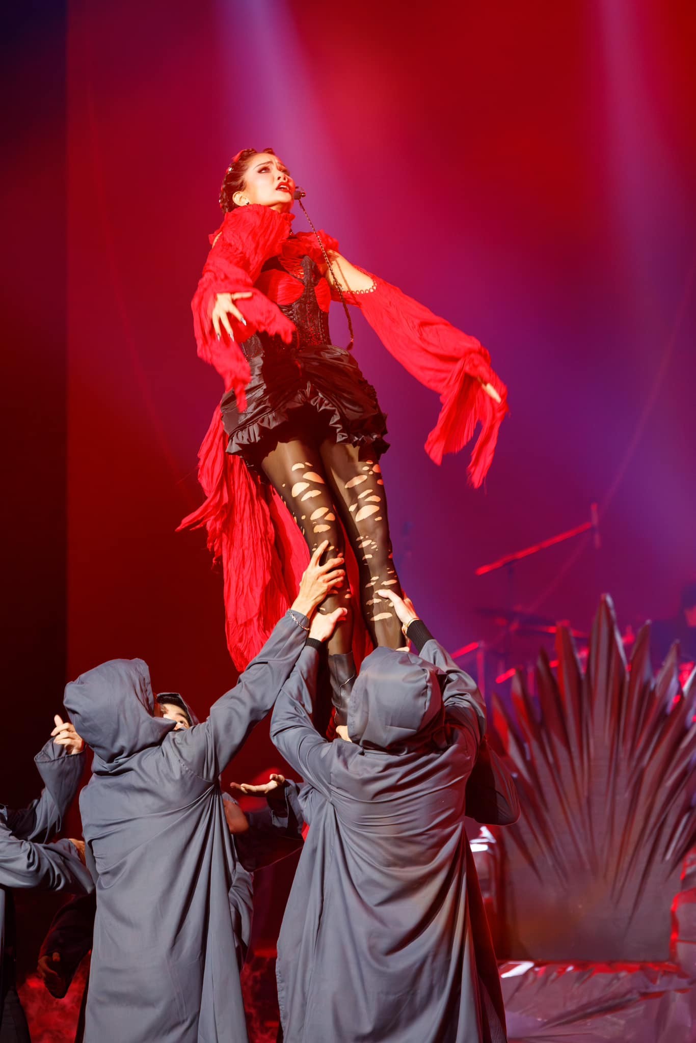 H'Hen Niê hóa ma cà rồng thể hiện mashup Tìm Lại - Chưa Bao Giờ