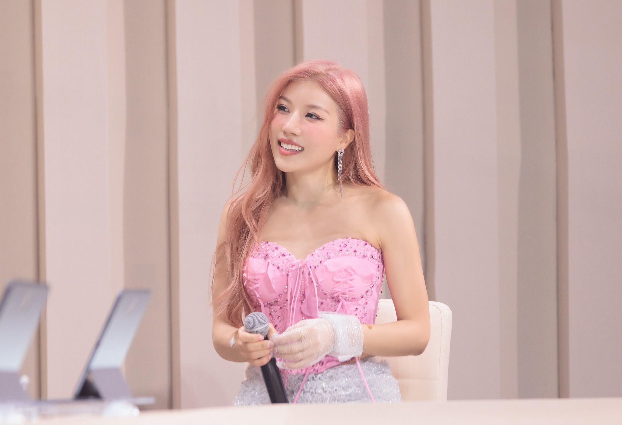 Cô nàng thành công trong việc tạo dấu ấn hi tham gia Chị Đẹp Đạp Gió Rẽ Sóng