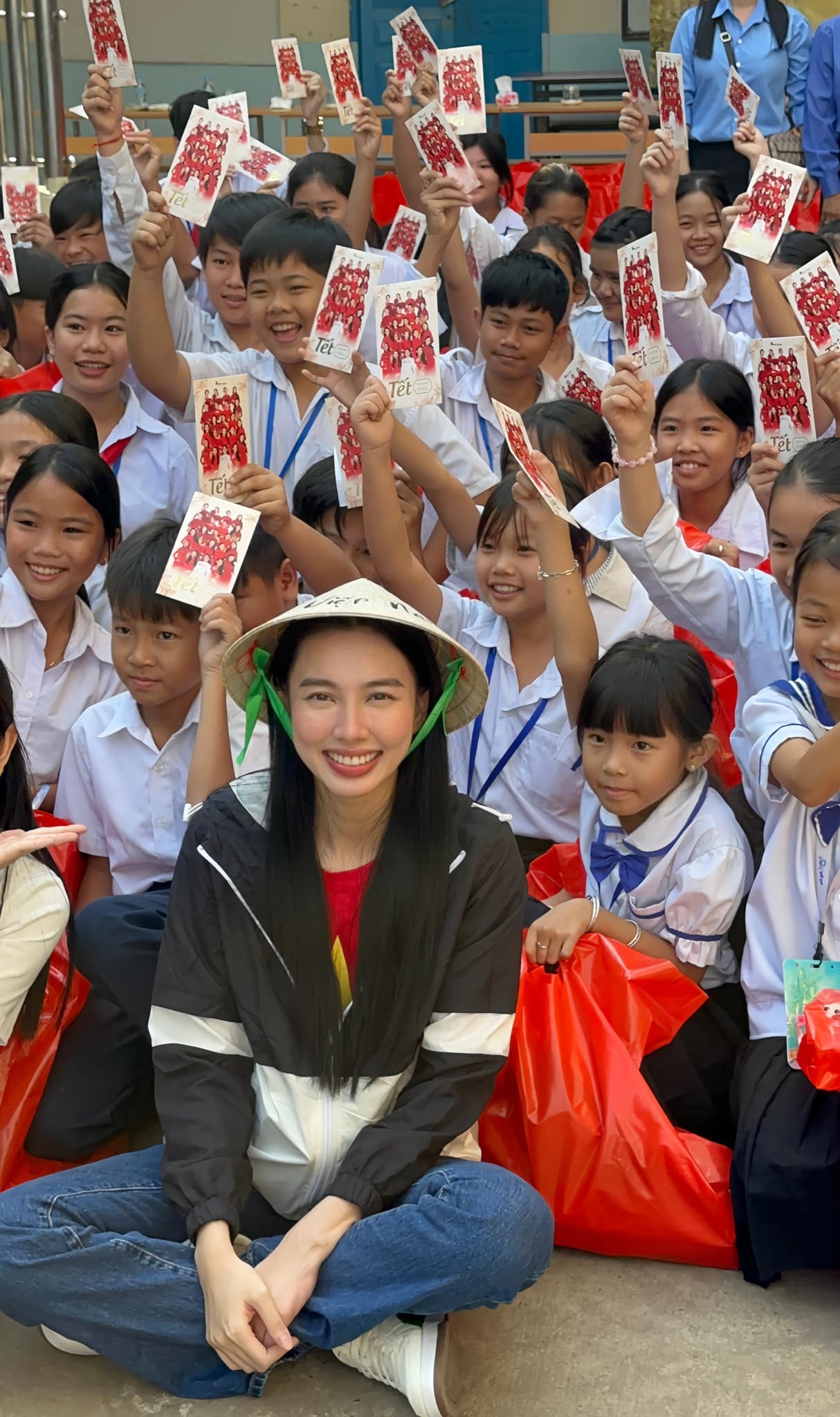 Thùy Tiên cùng đoàn đến thăm các em học sinh tại Tiểu học Hữu nghị Khmer - Việt Nam Tân Tiến Thùy Tiên cùng đoàn đến thăm các em học sinh tại Tiểu học Hữu nghị Khmer - Việt Nam Tân Tiến