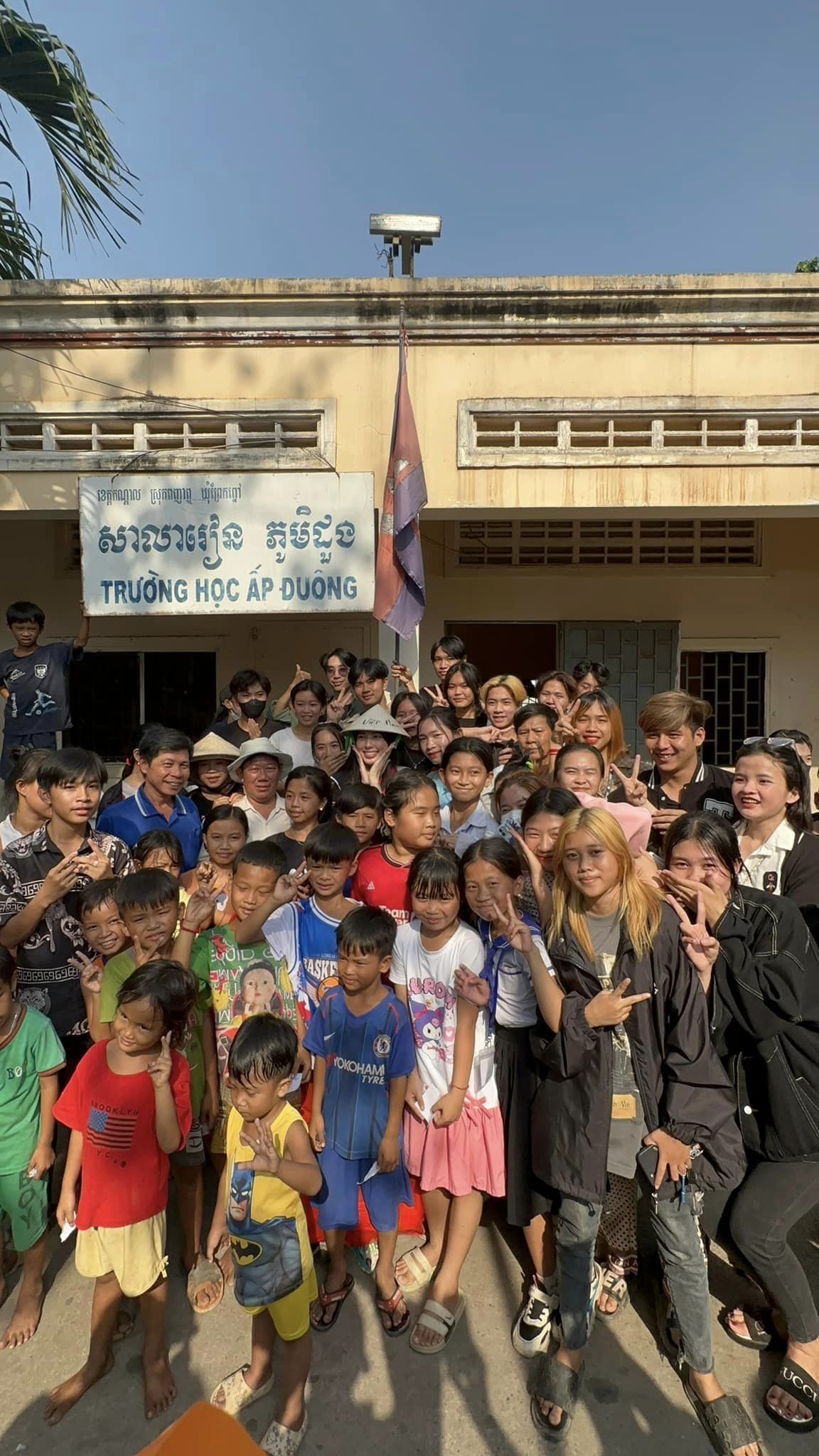 Thùy Tiên nhận được yêu mến từ người dân bản địa Thùy Tiên nhận được yêu mến từ người dân bản địa