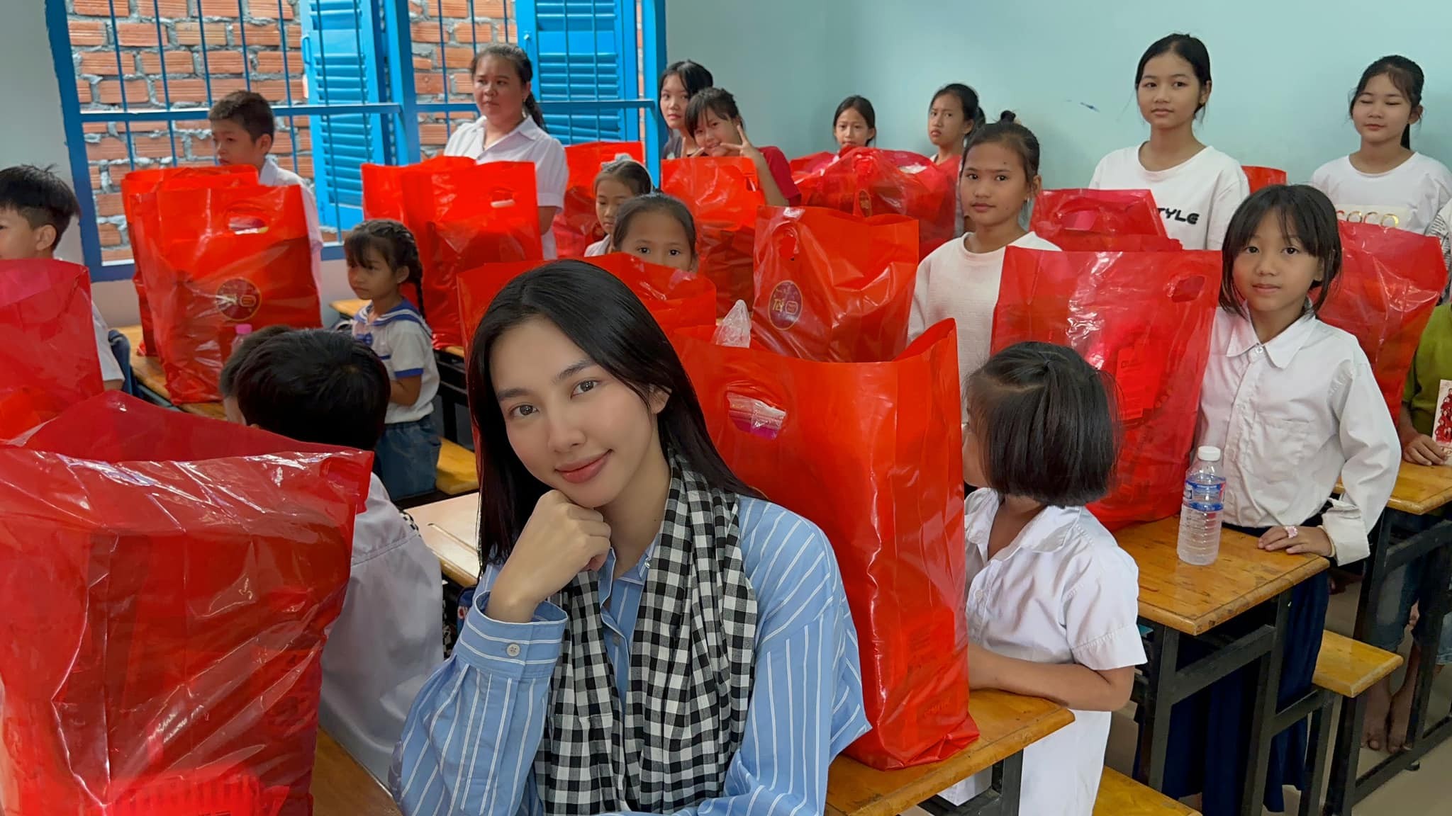 Thùy Tiên tại Trường Tiểu học Hữu nghị Khmer - Việt Nam tỉnh Hội tỉnh Kandal Thùy Tiên tại Trường Tiểu học Hữu nghị Khmer - Việt Nam tỉnh Hội tỉnh Kandal