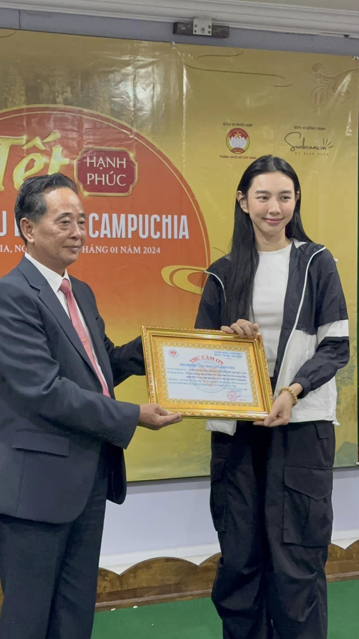 Thùy Tiên tại Trụ sở Hội Khmer Việt Nam tại Campuchia Thùy Tiên tại Trụ sở Hội Khmer Việt Nam tại Campuchia