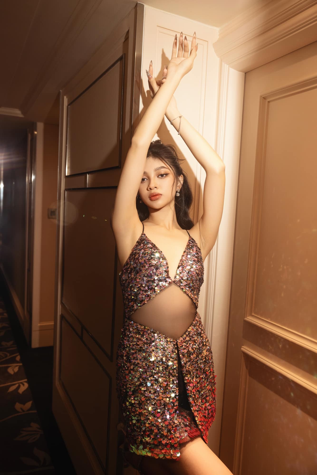 Video: Minh Kiên khoe eo thon cùng đôi chân 'kiếm Nhật', gợi cảm hết nấc trong dịp sinh nhật - Ảnh 3