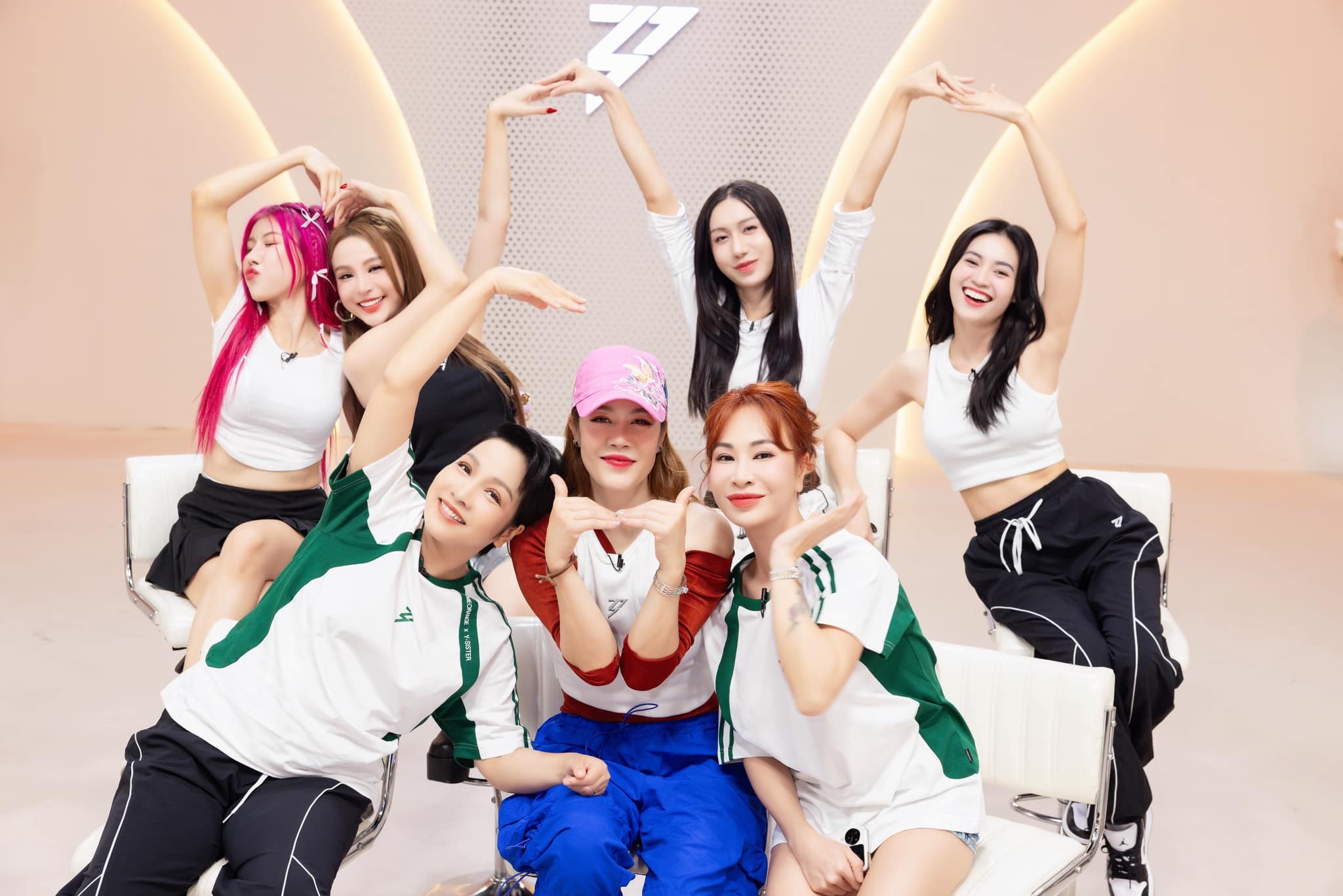 6/7 thành viên nhóm mashup Diễm xưa - Đại minh tinh  gồm Mỹ Linh, Thu Phương, Uyên Linh, Lan Ngọc, Trang Pháp và Lynk Lee là ứng cử viên quán quân Chị Đẹp Đạp Gió Rẽ Sóng