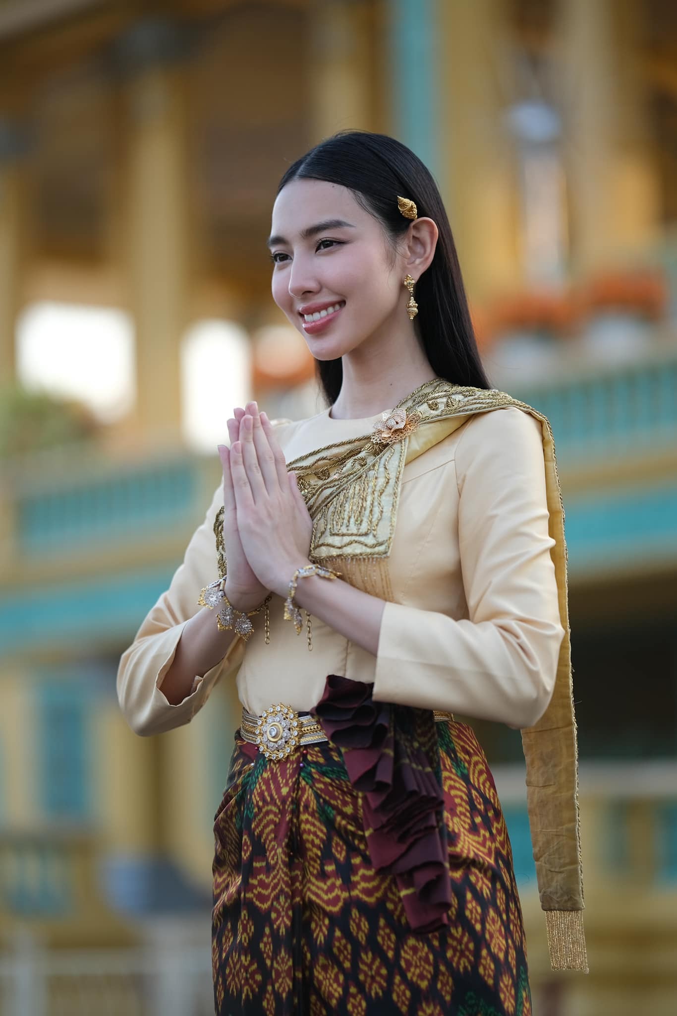Video: Thùy Tiên đẹp 'chấn động' trong trang phục truyền thống của Campuchia - Ảnh 3 Video: Thùy Tiên đẹp 'chấn động' trong trang phục truyền thống của Campuchia - Ảnh 3