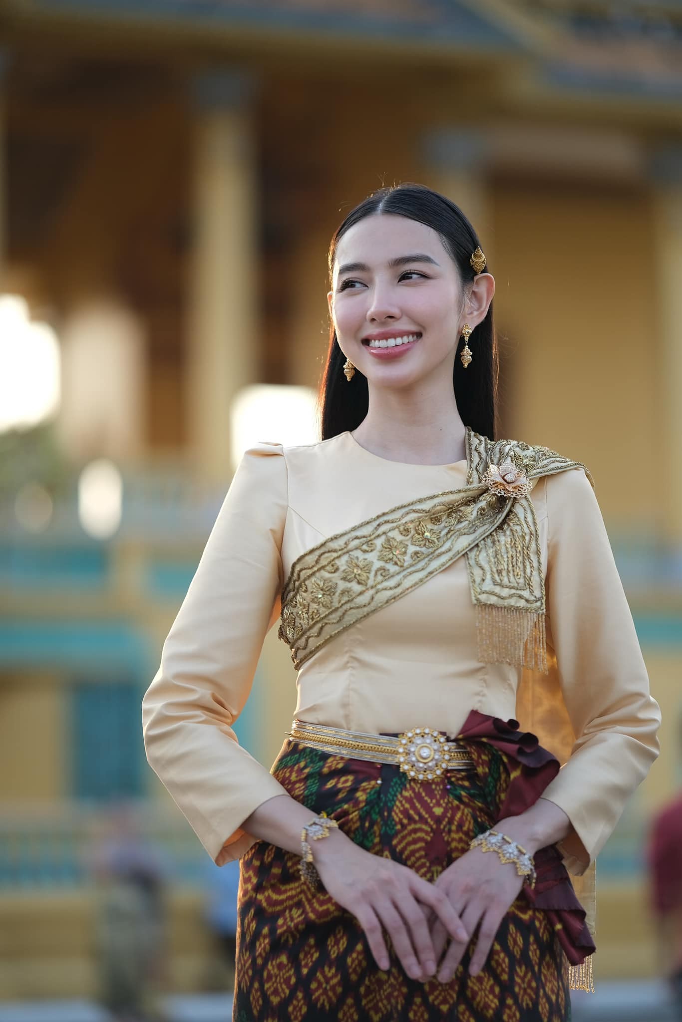 Video: Thùy Tiên đẹp 'chấn động' trong trang phục truyền thống của Campuchia - Ảnh 2 Video: Thùy Tiên đẹp 'chấn động' trong trang phục truyền thống của Campuchia - Ảnh 2