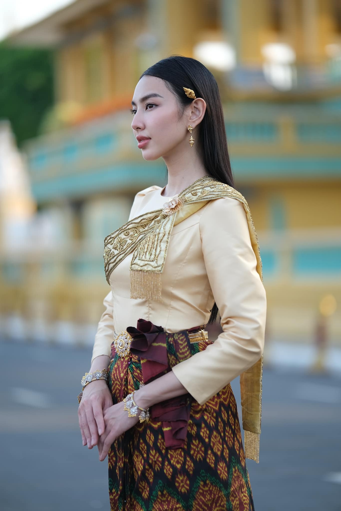 Video: Thùy Tiên đẹp 'chấn động' trong trang phục truyền thống của Campuchia - Ảnh 4 Video: Thùy Tiên đẹp 'chấn động' trong trang phục truyền thống của Campuchia - Ảnh 4