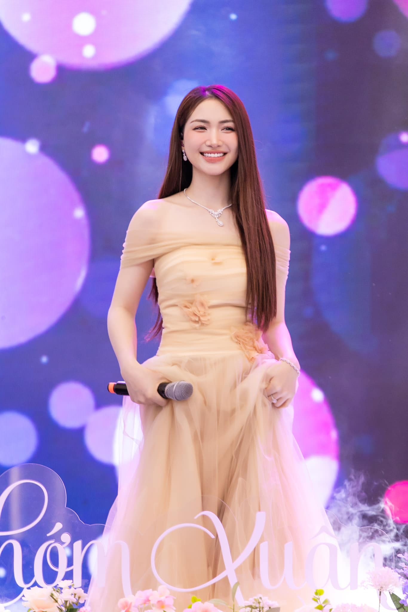 Với hành trình nghệ thuật đầy bản lĩnh, Hòa Minzy đã chứng minh khả năng đa tài và lòng nhiệt huyết của mình trong ngành công nghiệp giải trí. Với hành trình nghệ thuật đầy bản lĩnh, Hòa Minzy đã chứng minh khả năng đa tài và lòng nhiệt huyết của mình trong ngành công nghiệp giải trí.