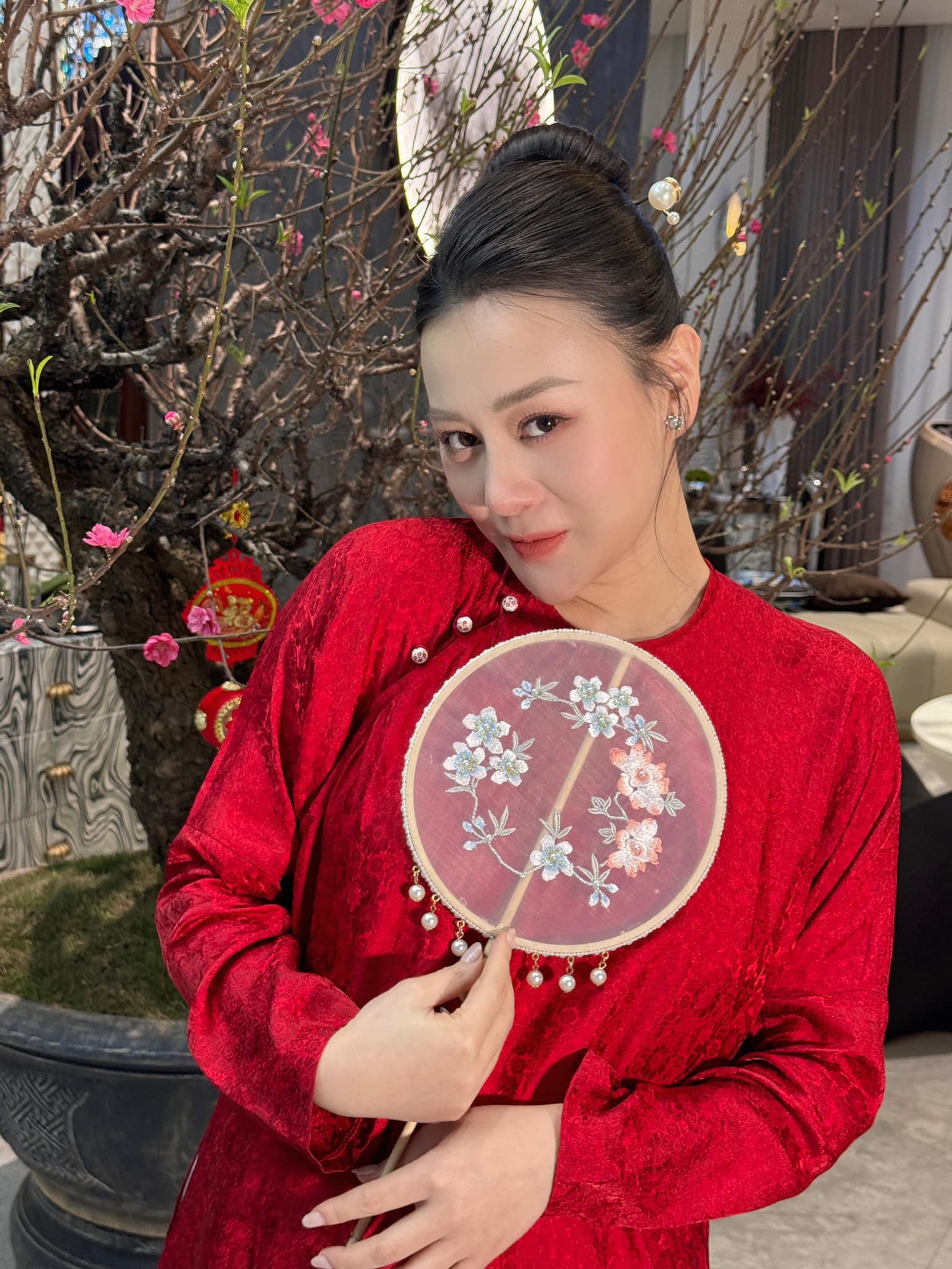Phương Oanh tung ảnh áo dài đón Tết, thần thái kiêu sa chuẩn 'phú bà' nhưng vẫn lo ngại điều này - Ảnh 1 Phương Oanh tung ảnh áo dài đón Tết, thần thái kiêu sa chuẩn 'phú bà' nhưng vẫn lo ngại điều này - Ảnh 1
