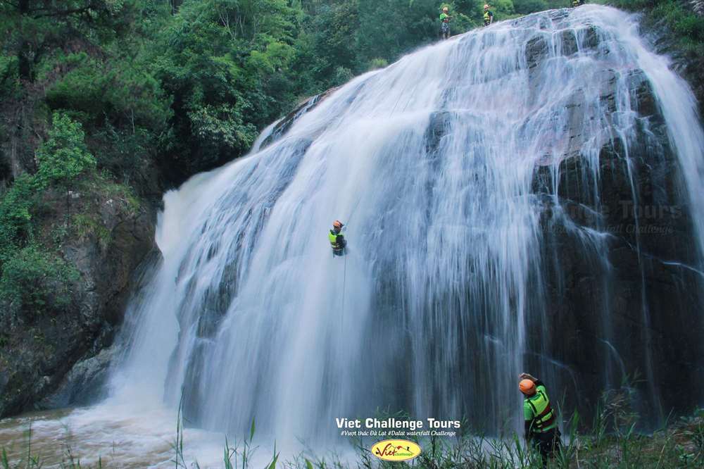 Canyoning ở Đà Lạt: Trải Nghiệm Vượt Thác Đầy Thách Thức Cùng Viet Challenge