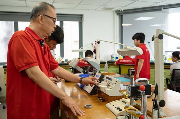 Đồng hồ chính hãng: An tâm từ giá đến chế độ bảo hành - Ảnh 4